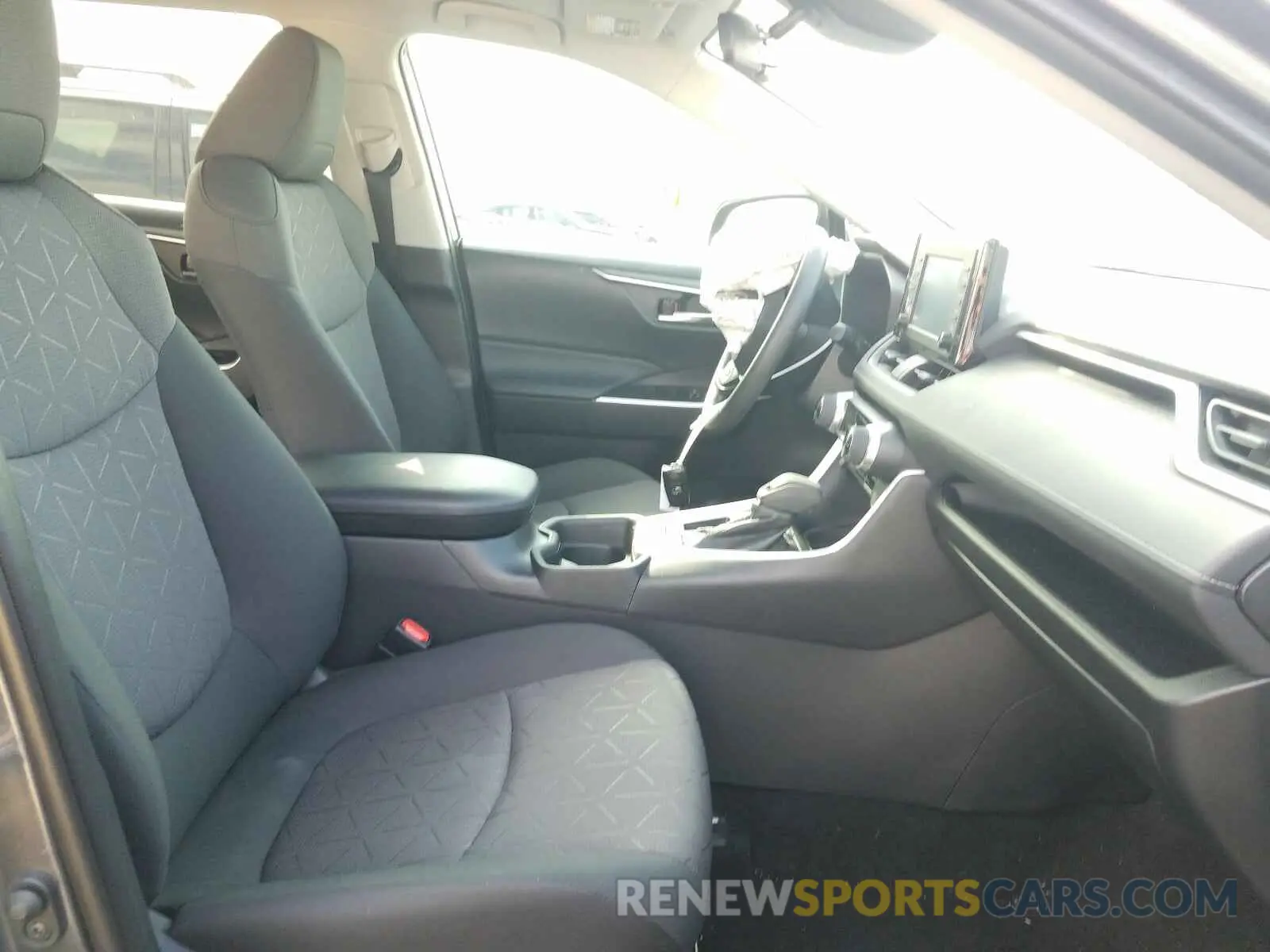 5 Photograph of a damaged car 2T3W1RFV8KC023315 TOYOTA RAV4 2019