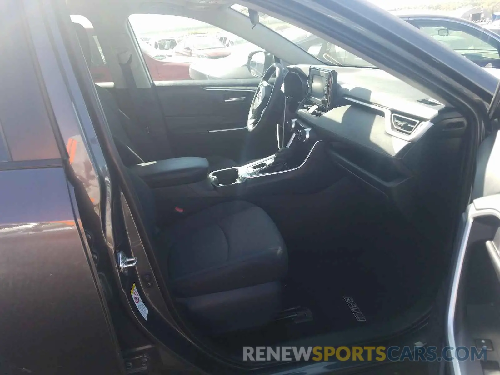 5 Photograph of a damaged car 2T3W1RFV8KW013933 TOYOTA RAV4 2019