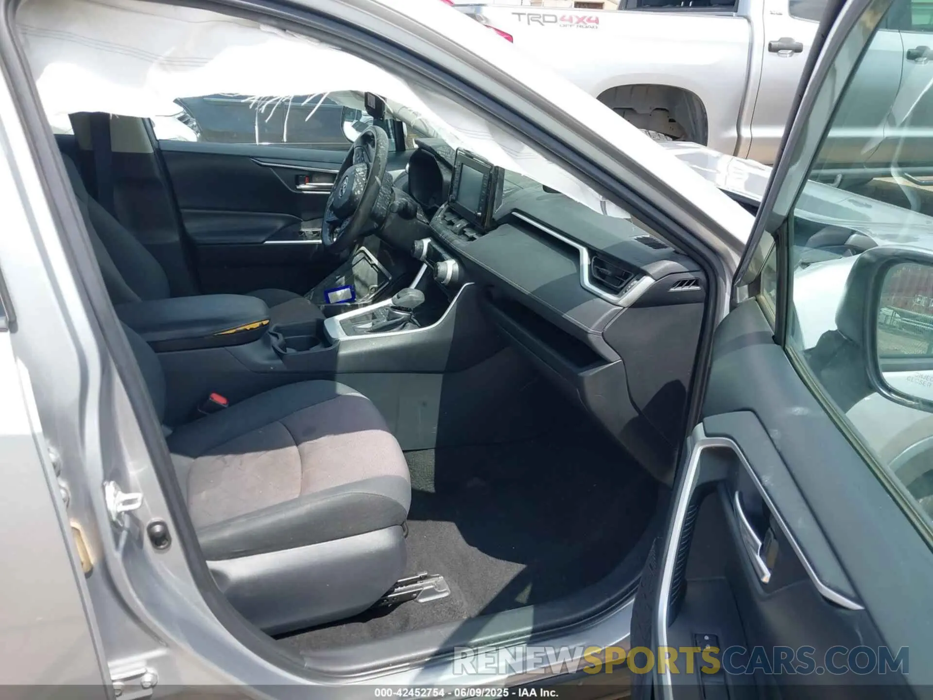 5 Photograph of a damaged car 2T3W1RFV9KC005471 TOYOTA RAV4 2019