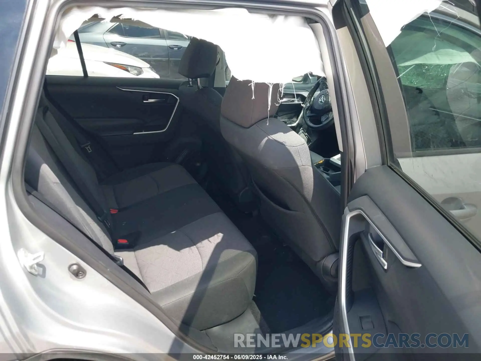 8 Photograph of a damaged car 2T3W1RFV9KC005471 TOYOTA RAV4 2019