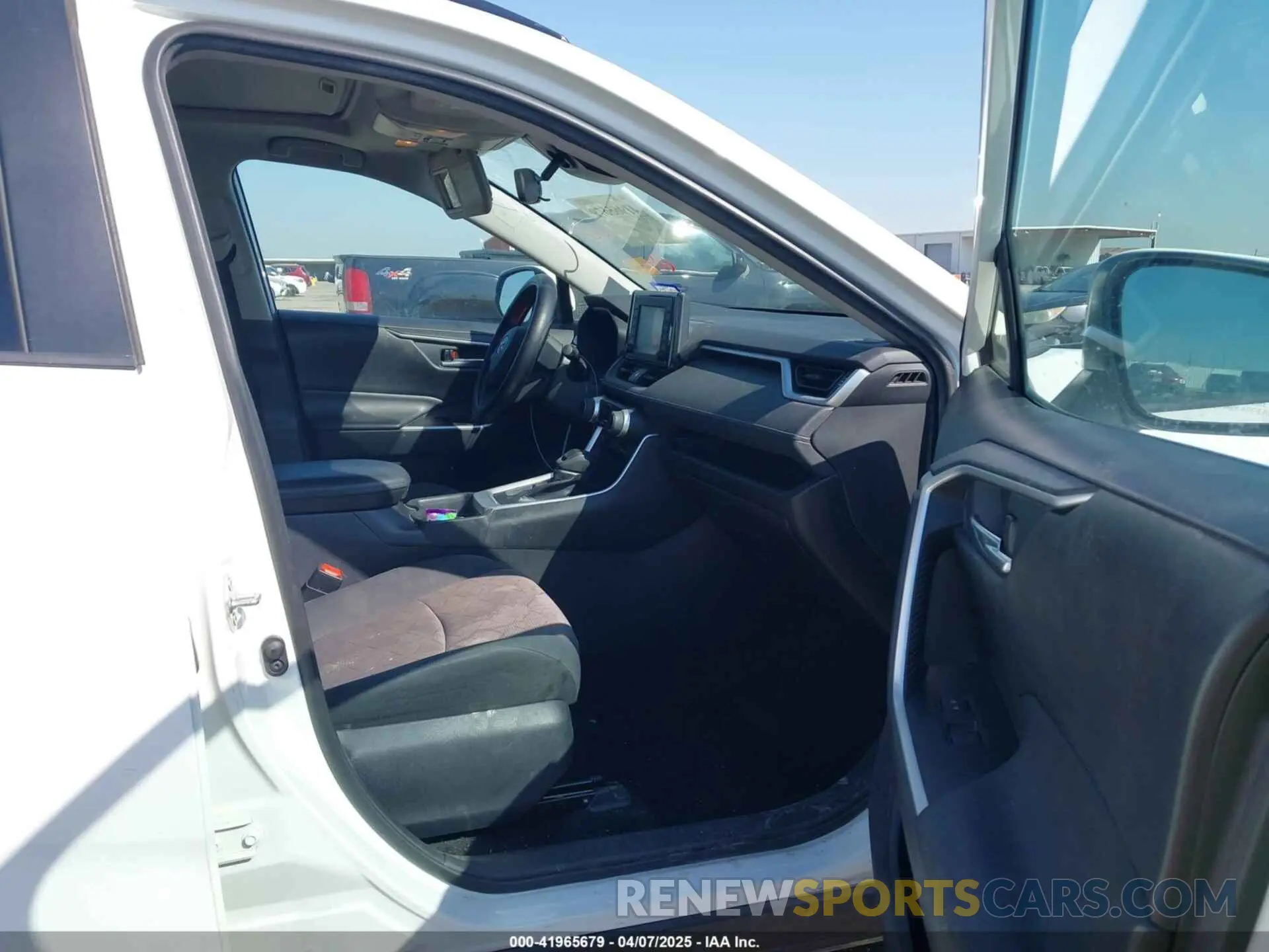 5 Photograph of a damaged car 2T3W1RFV9KC005888 TOYOTA RAV4 2019