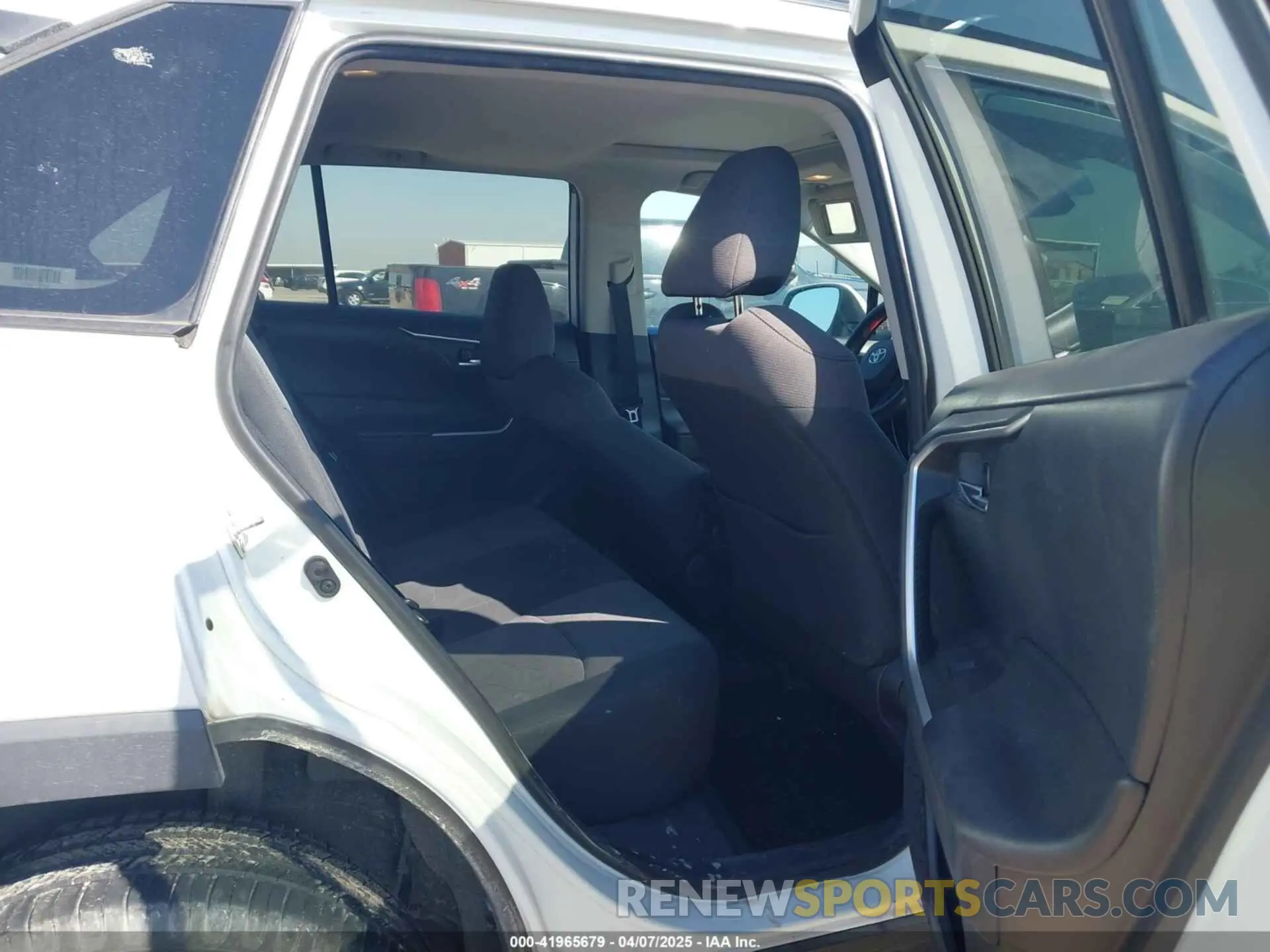 8 Photograph of a damaged car 2T3W1RFV9KC005888 TOYOTA RAV4 2019