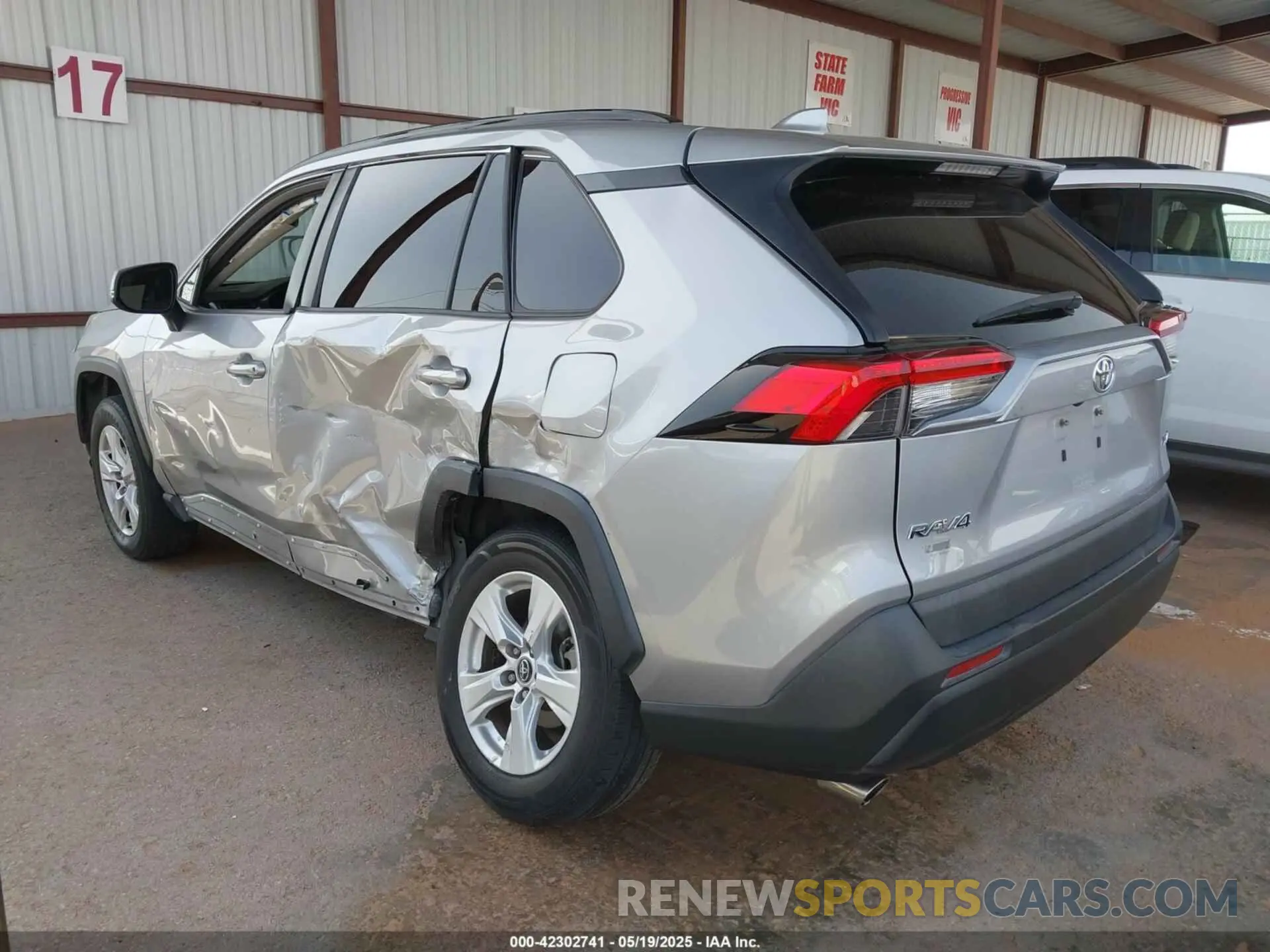 3 Photograph of a damaged car 2T3W1RFV9KW009549 TOYOTA RAV4 2019