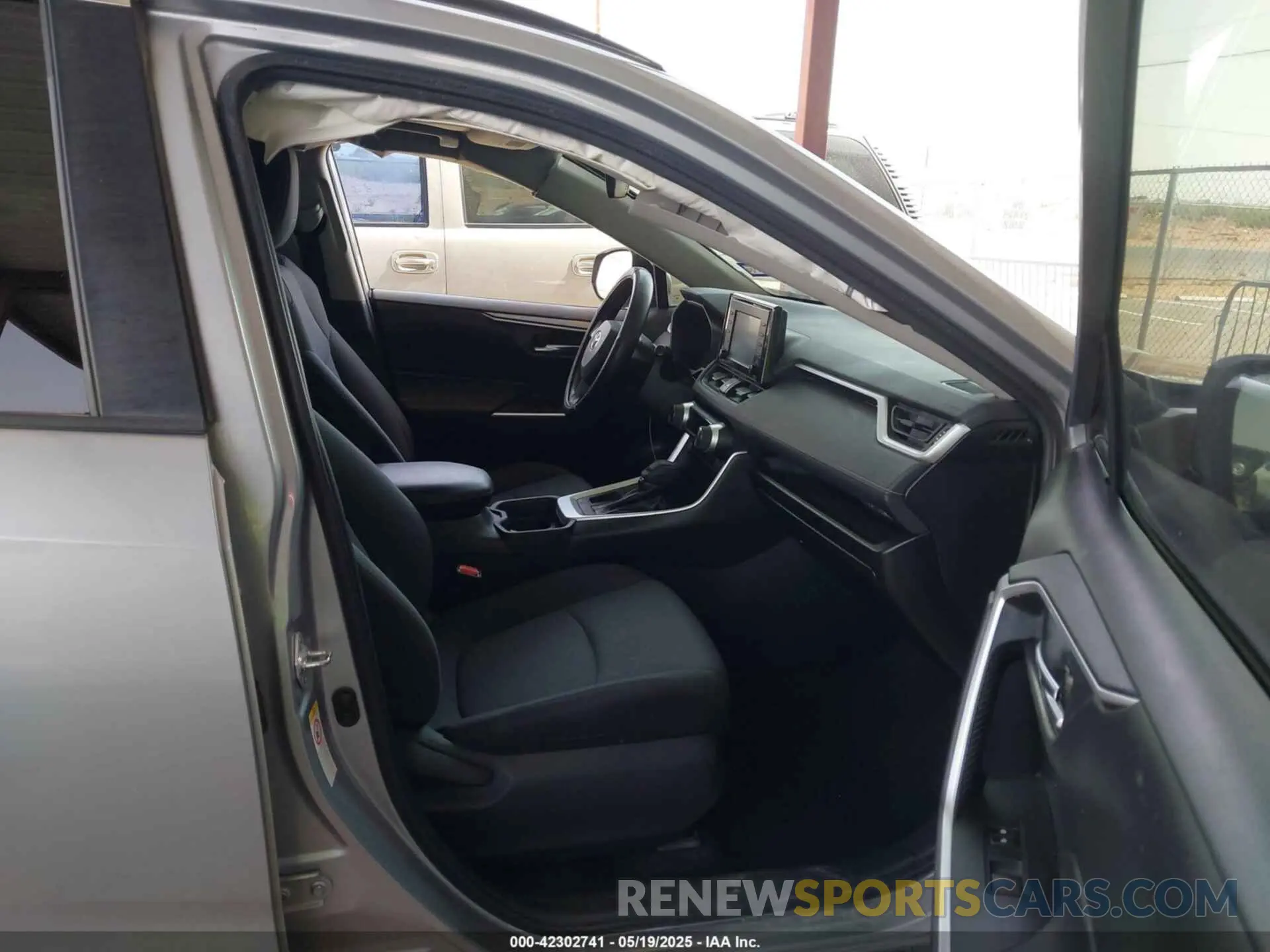 5 Photograph of a damaged car 2T3W1RFV9KW009549 TOYOTA RAV4 2019