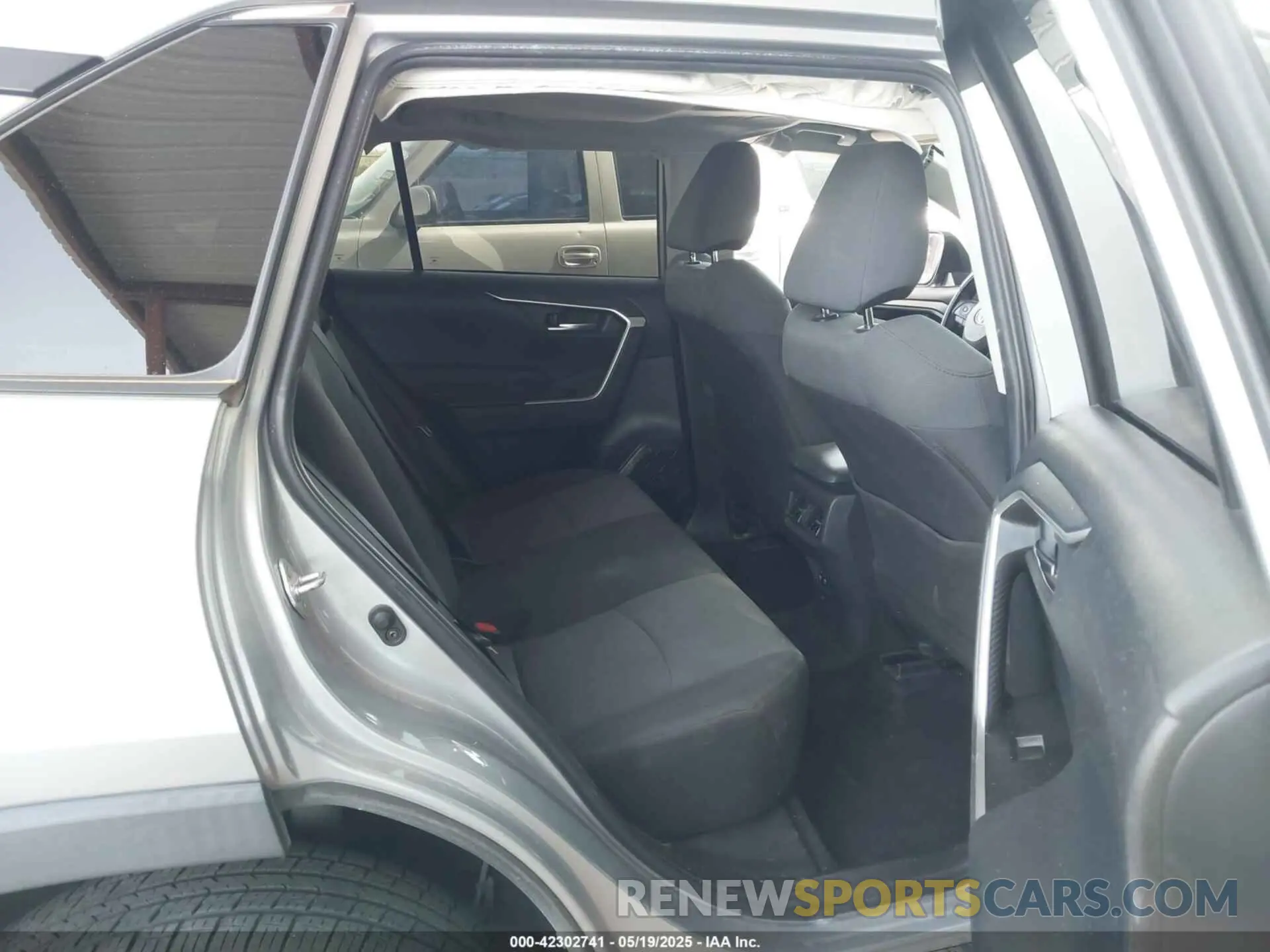8 Photograph of a damaged car 2T3W1RFV9KW009549 TOYOTA RAV4 2019