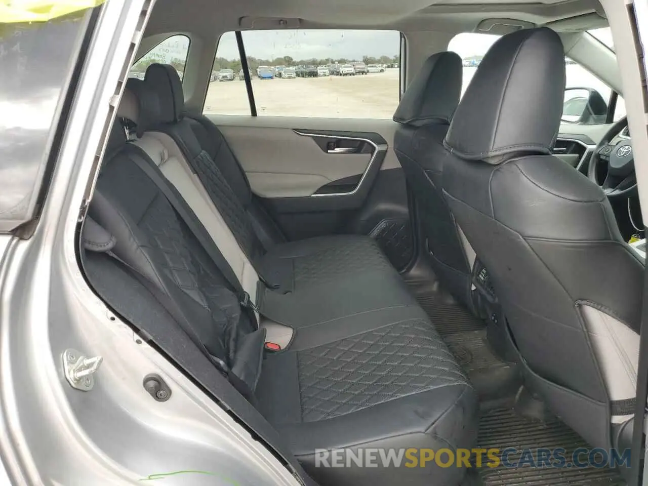 11 Photograph of a damaged car 2T3W1RFV9KW046634 TOYOTA RAV4 2019