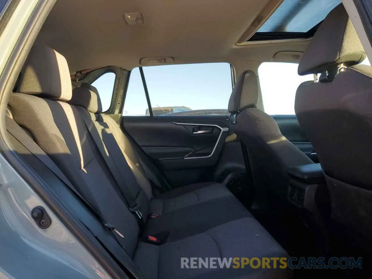11 Photograph of a damaged car 2T3W1RFVXKC002935 TOYOTA RAV4 2019
