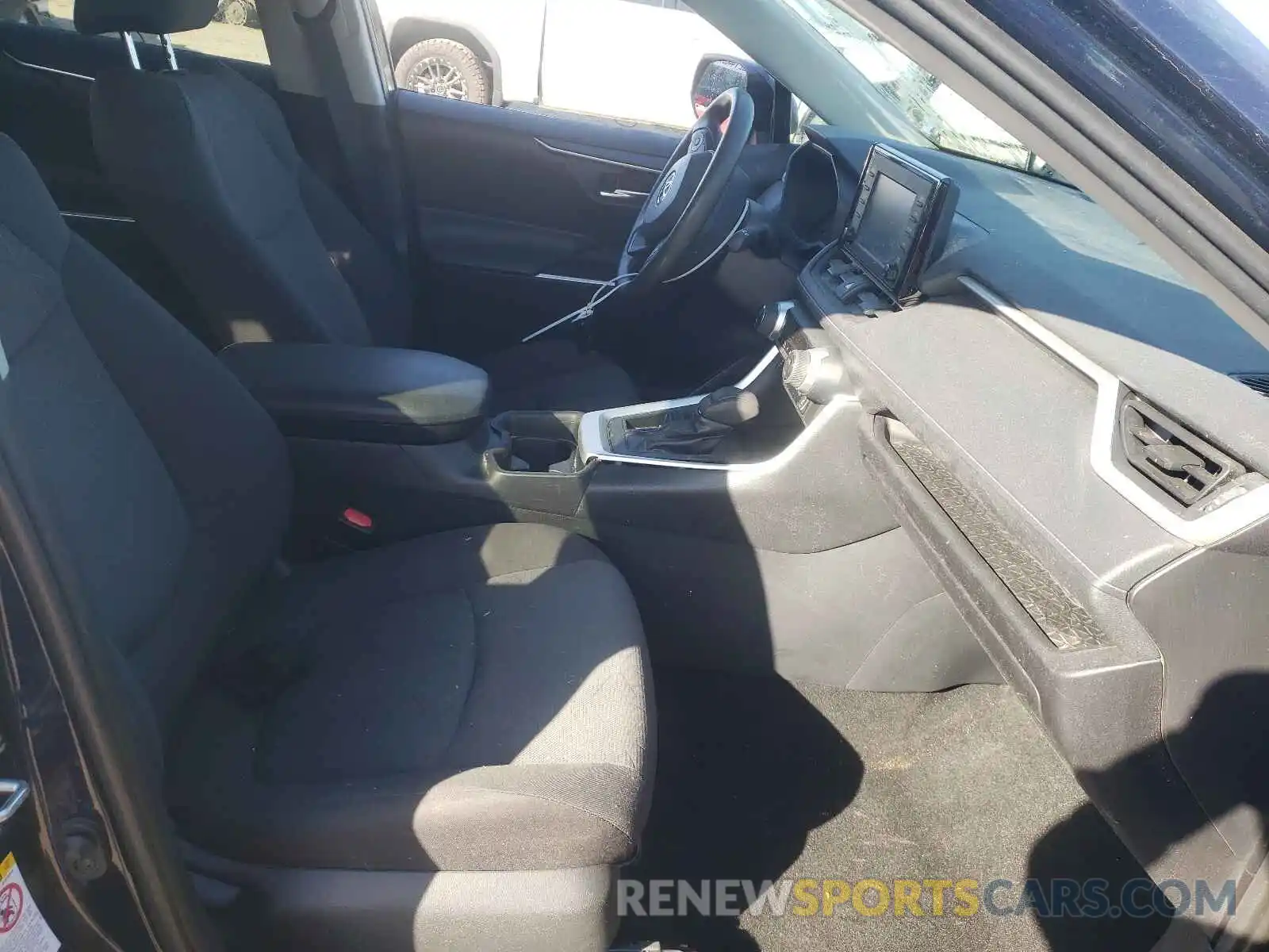 5 Photograph of a damaged car 2T3W1RFVXKW006174 TOYOTA RAV4 2019