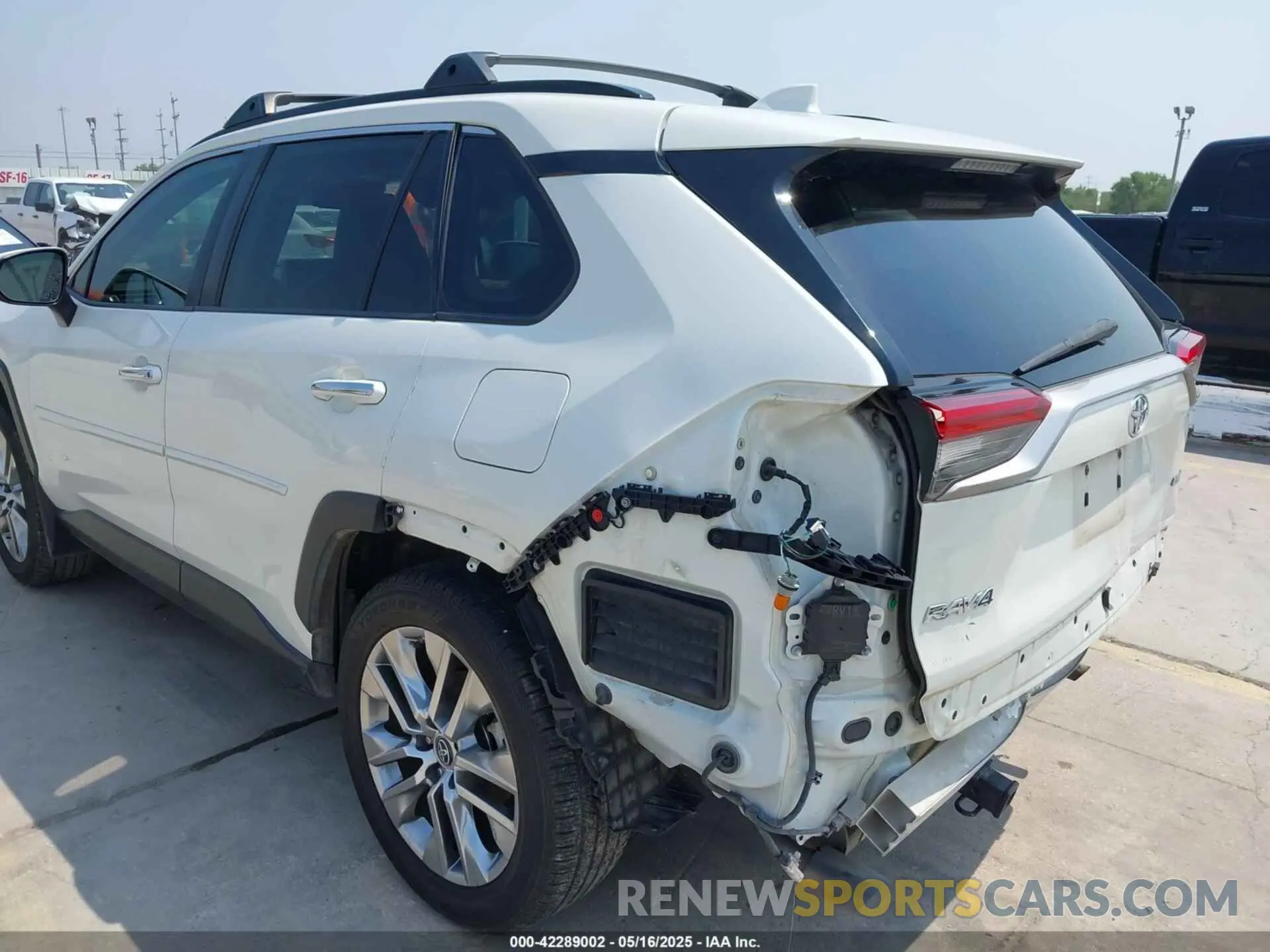 18 Photograph of a damaged car 2T3Y1RFV0KC006727 TOYOTA RAV4 2019