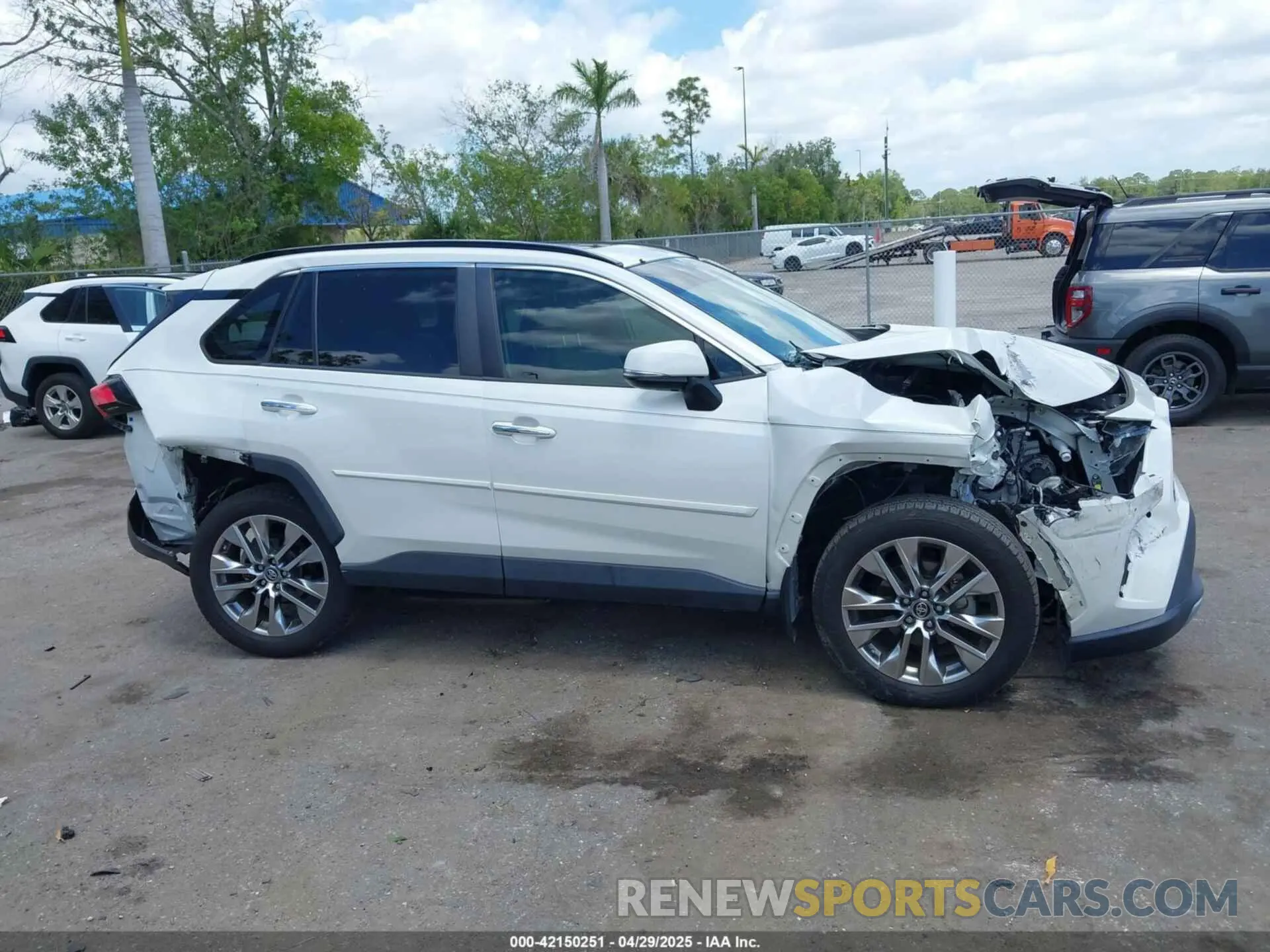 14 Photograph of a damaged car 2T3Y1RFV1KW042327 TOYOTA RAV4 2019