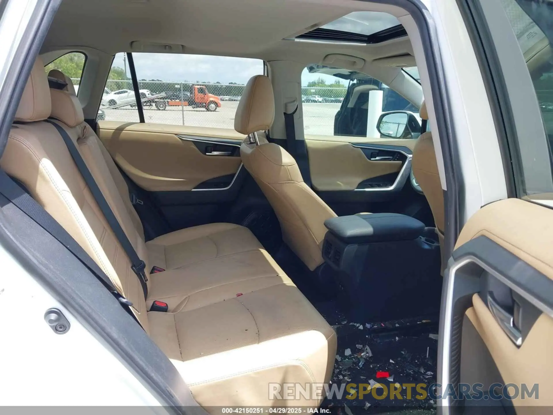 8 Photograph of a damaged car 2T3Y1RFV1KW042327 TOYOTA RAV4 2019