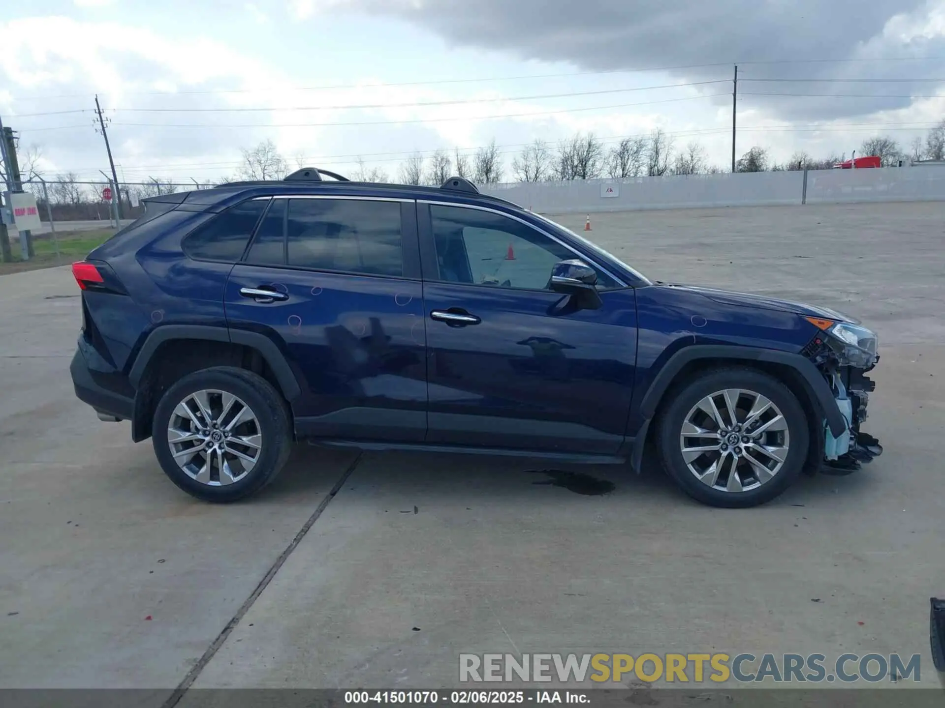 13 Photograph of a damaged car 2T3Y1RFV5KW031847 TOYOTA RAV4 2019