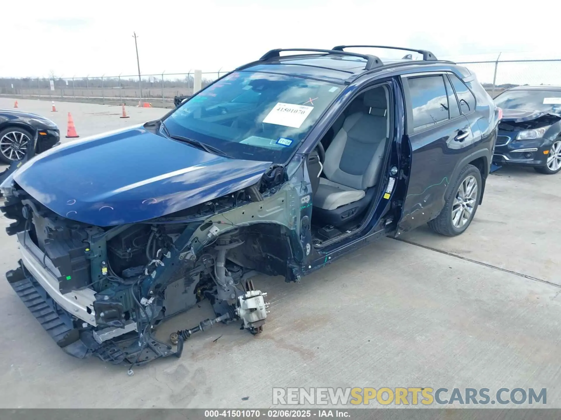 17 Photograph of a damaged car 2T3Y1RFV5KW031847 TOYOTA RAV4 2019