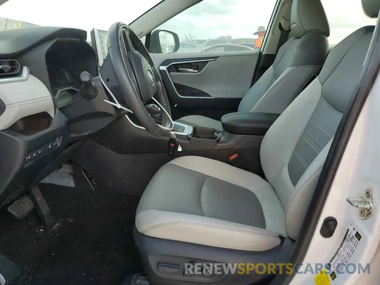 7 Photograph of a damaged car 2T3Y1RFV6KW027208 TOYOTA RAV4 2019