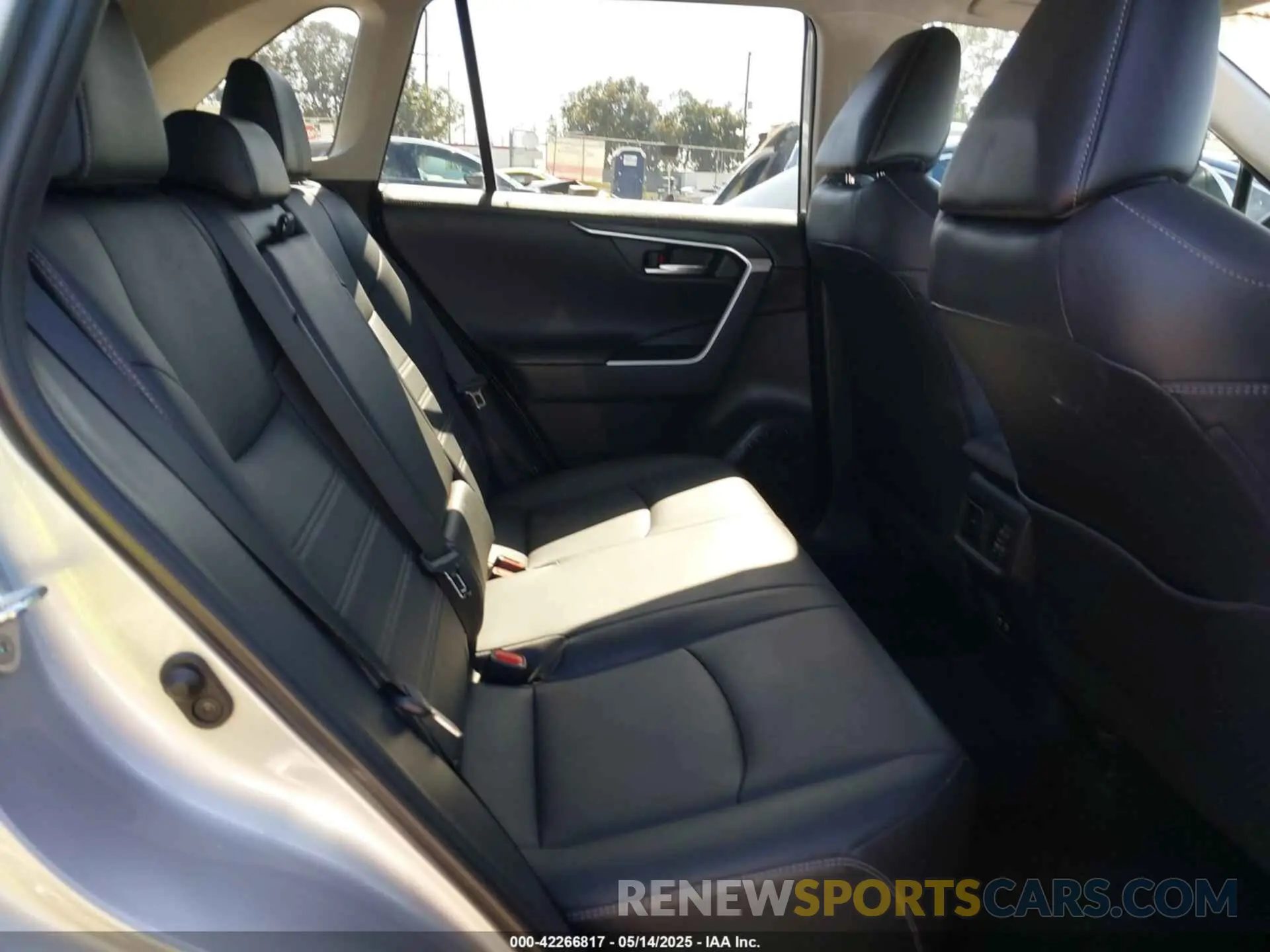 8 Photograph of a damaged car 2T3Y1RFV6KW030416 TOYOTA RAV4 2019