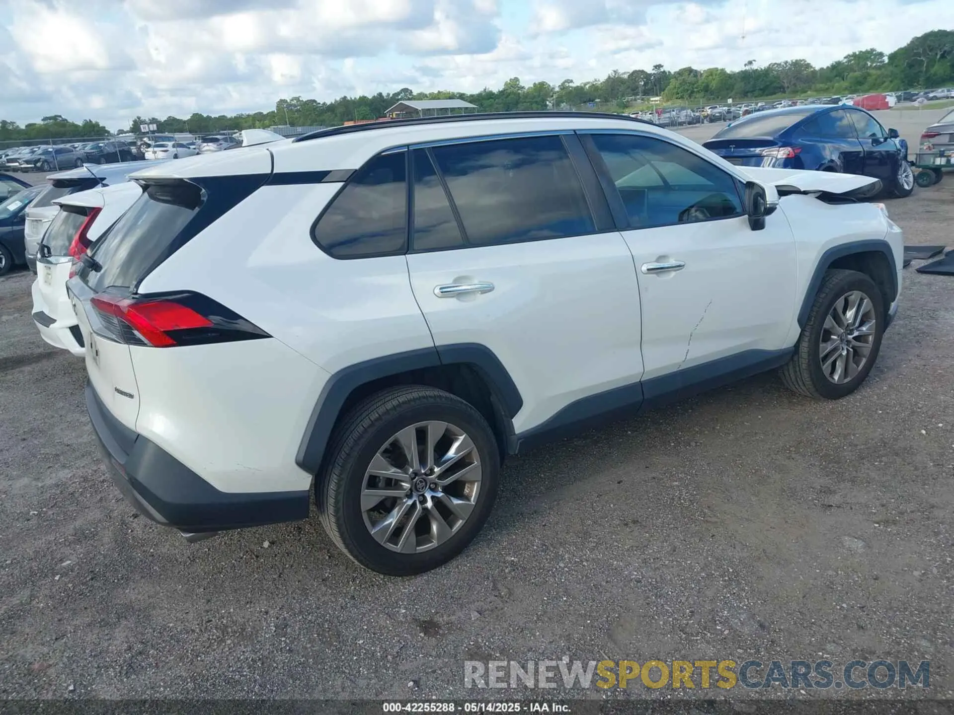 4 Photograph of a damaged car 2T3Y1RFV7KW017853 TOYOTA RAV4 2019