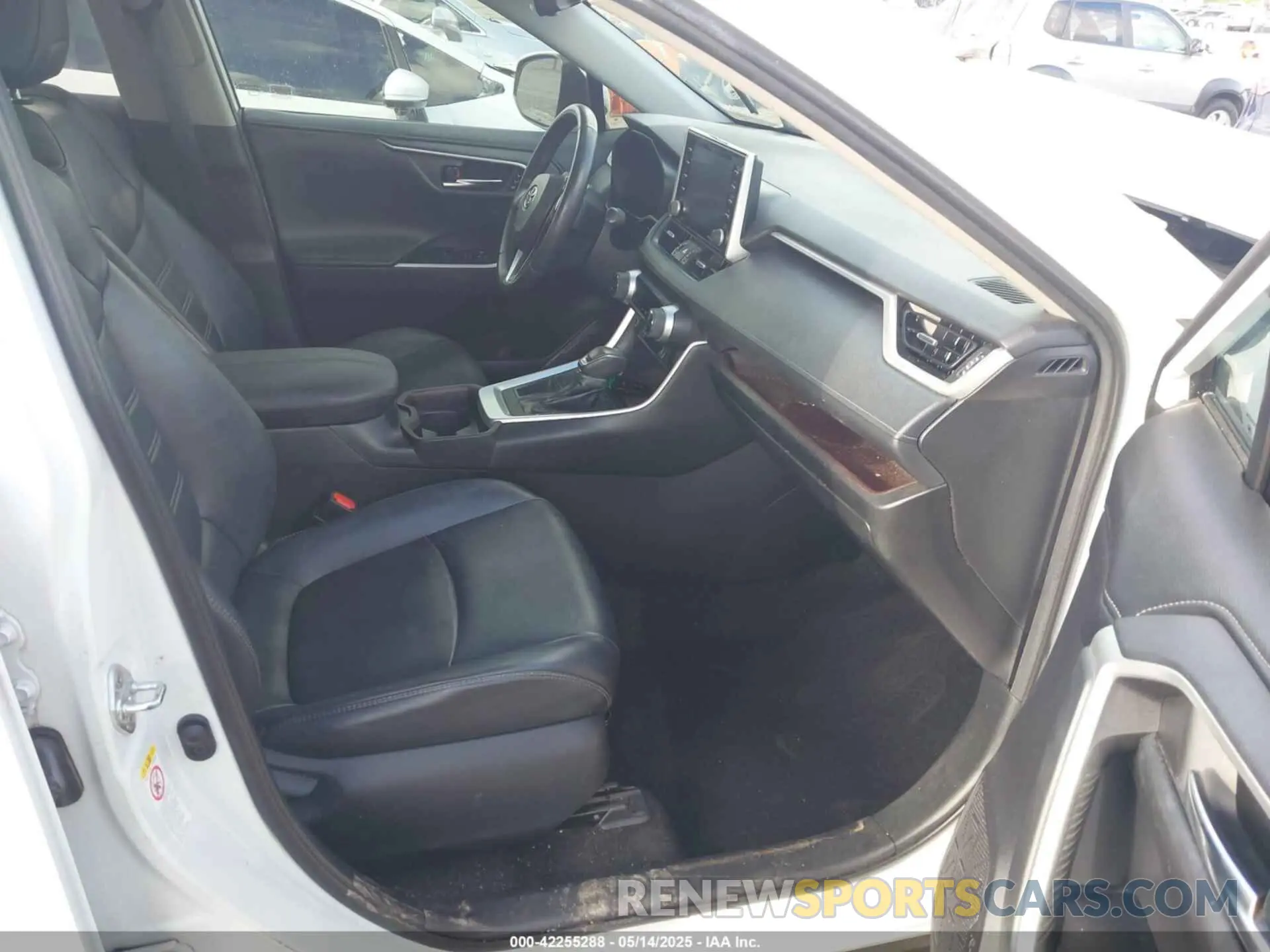 5 Photograph of a damaged car 2T3Y1RFV7KW017853 TOYOTA RAV4 2019