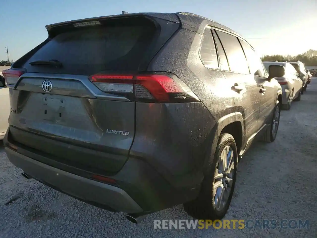 4 Photograph of a damaged car 2T3Y1RFV9KW018633 TOYOTA RAV4 2019