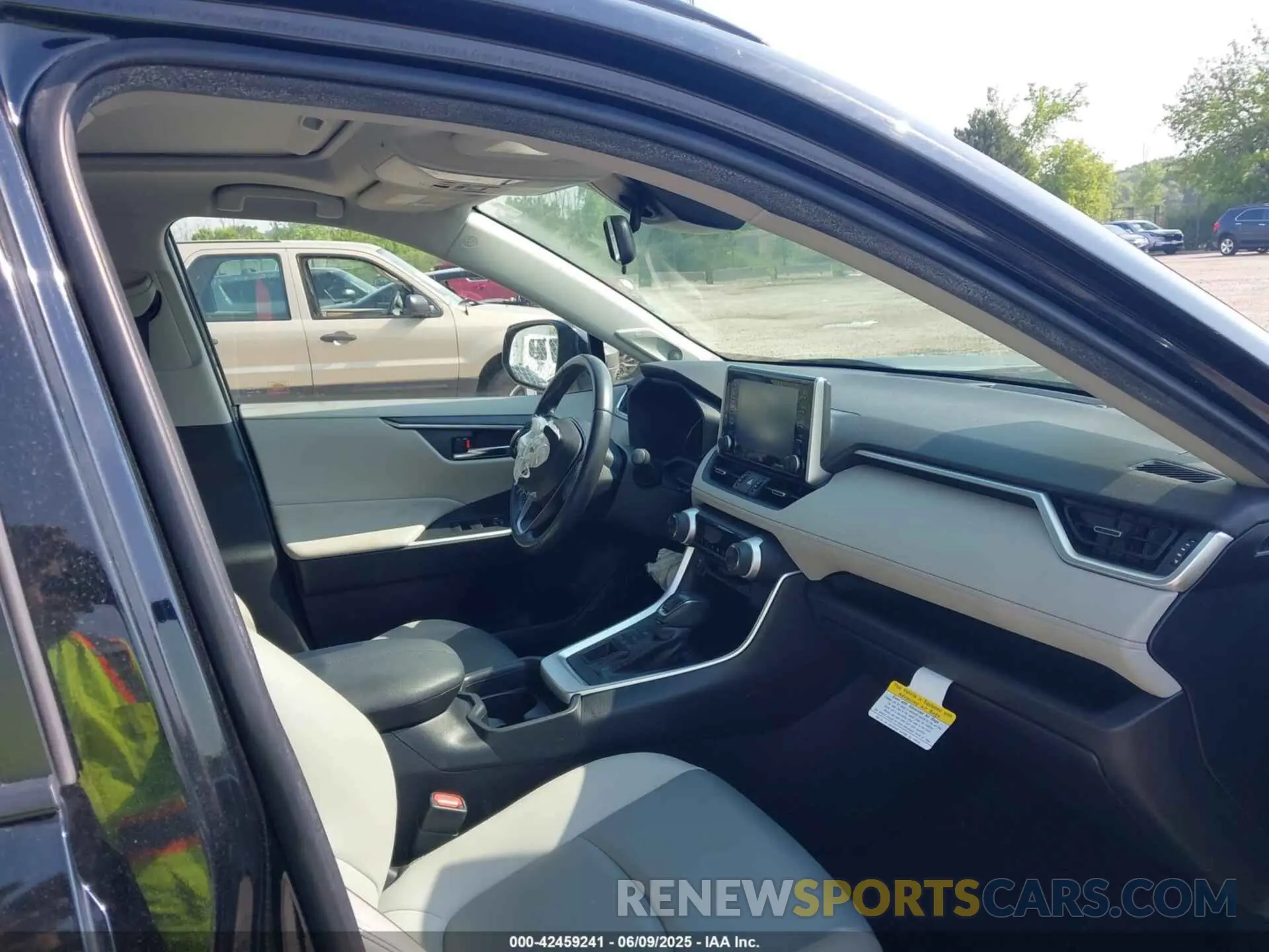 5 Photograph of a damaged car JTMA1RFV4KD015251 TOYOTA RAV4 2019