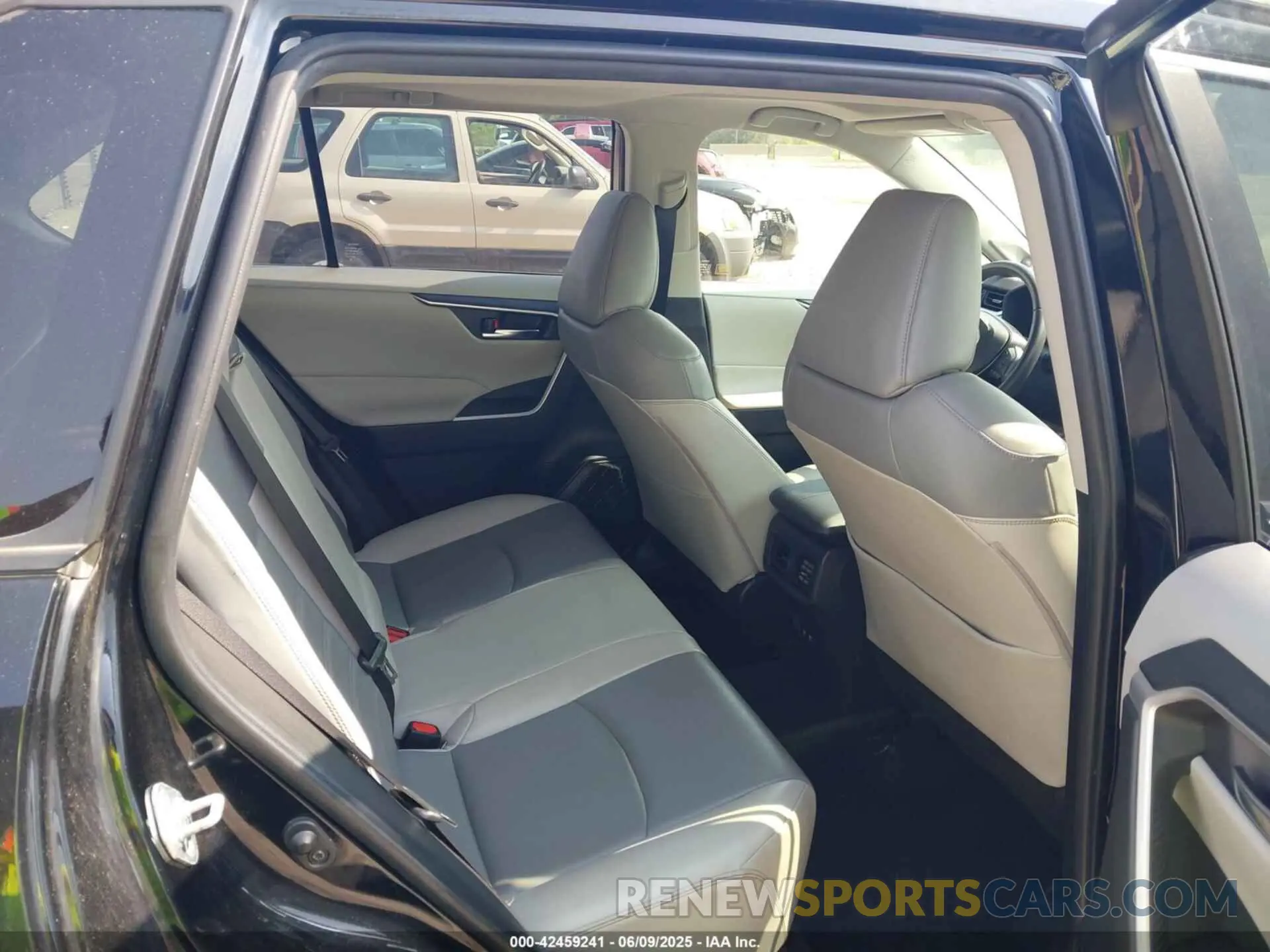 8 Photograph of a damaged car JTMA1RFV4KD015251 TOYOTA RAV4 2019