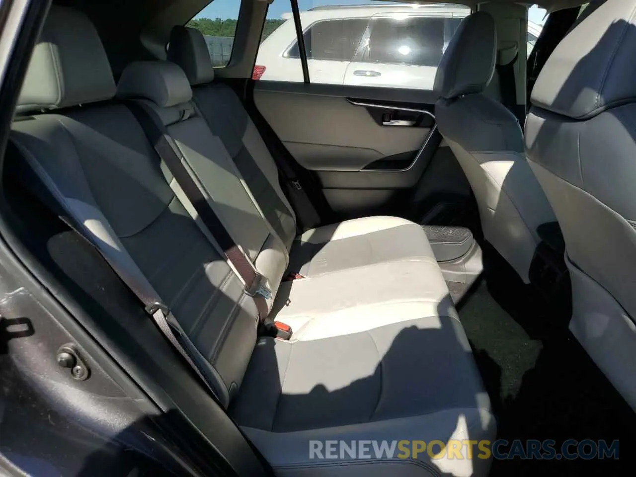 11 Photograph of a damaged car JTMA1RFV4KJ014439 TOYOTA RAV4 2019