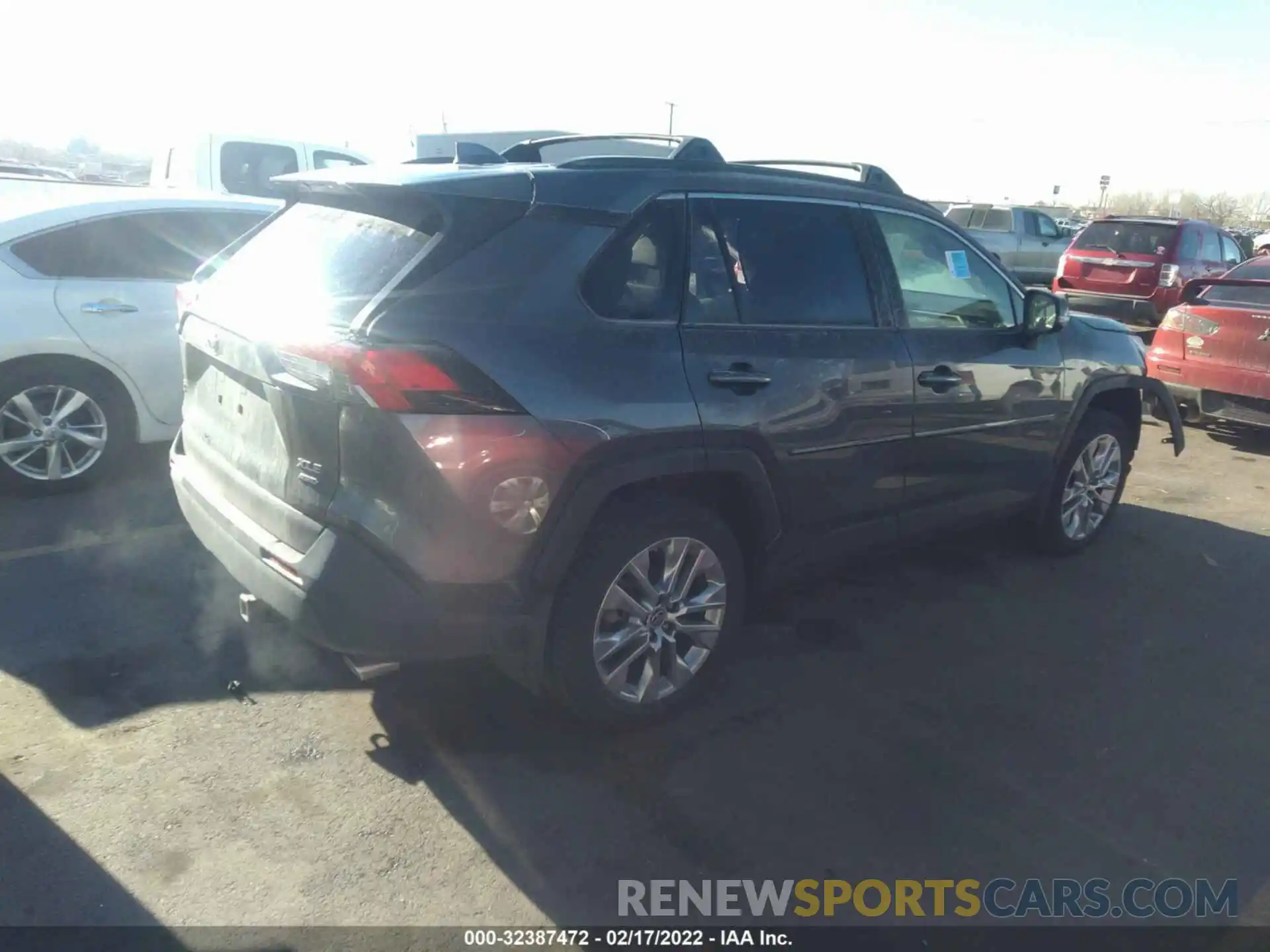 4 Photograph of a damaged car JTMA1RFV5KD033872 TOYOTA RAV4 2019