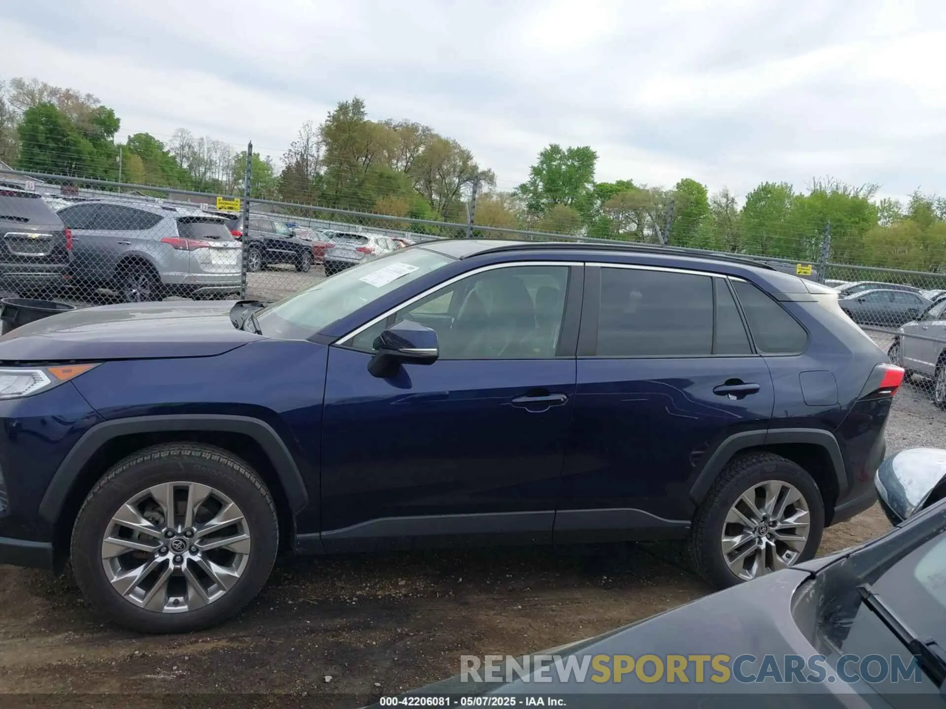 14 Photograph of a damaged car JTMA1RFV6KJ023627 TOYOTA RAV4 2019