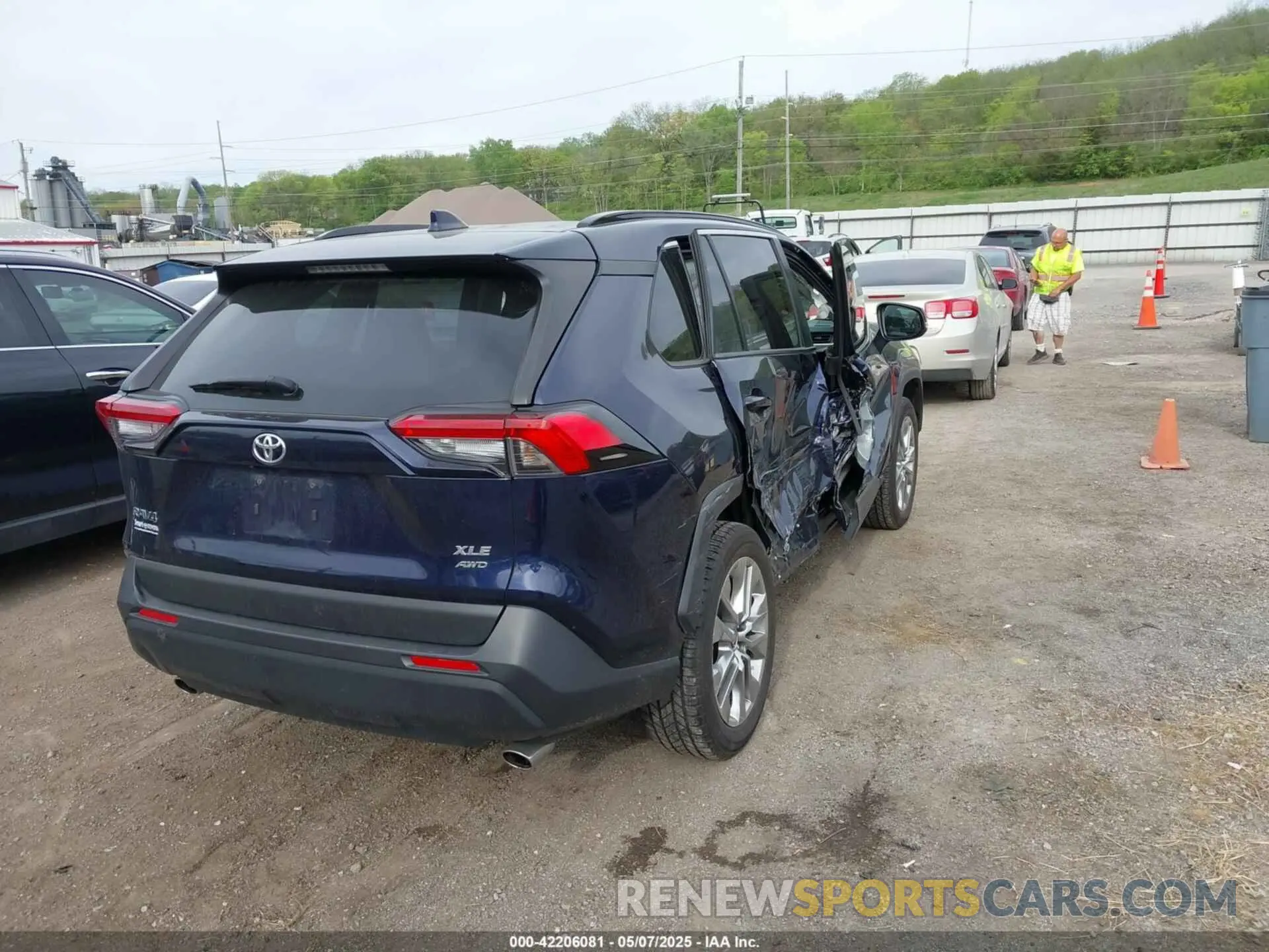 4 Photograph of a damaged car JTMA1RFV6KJ023627 TOYOTA RAV4 2019