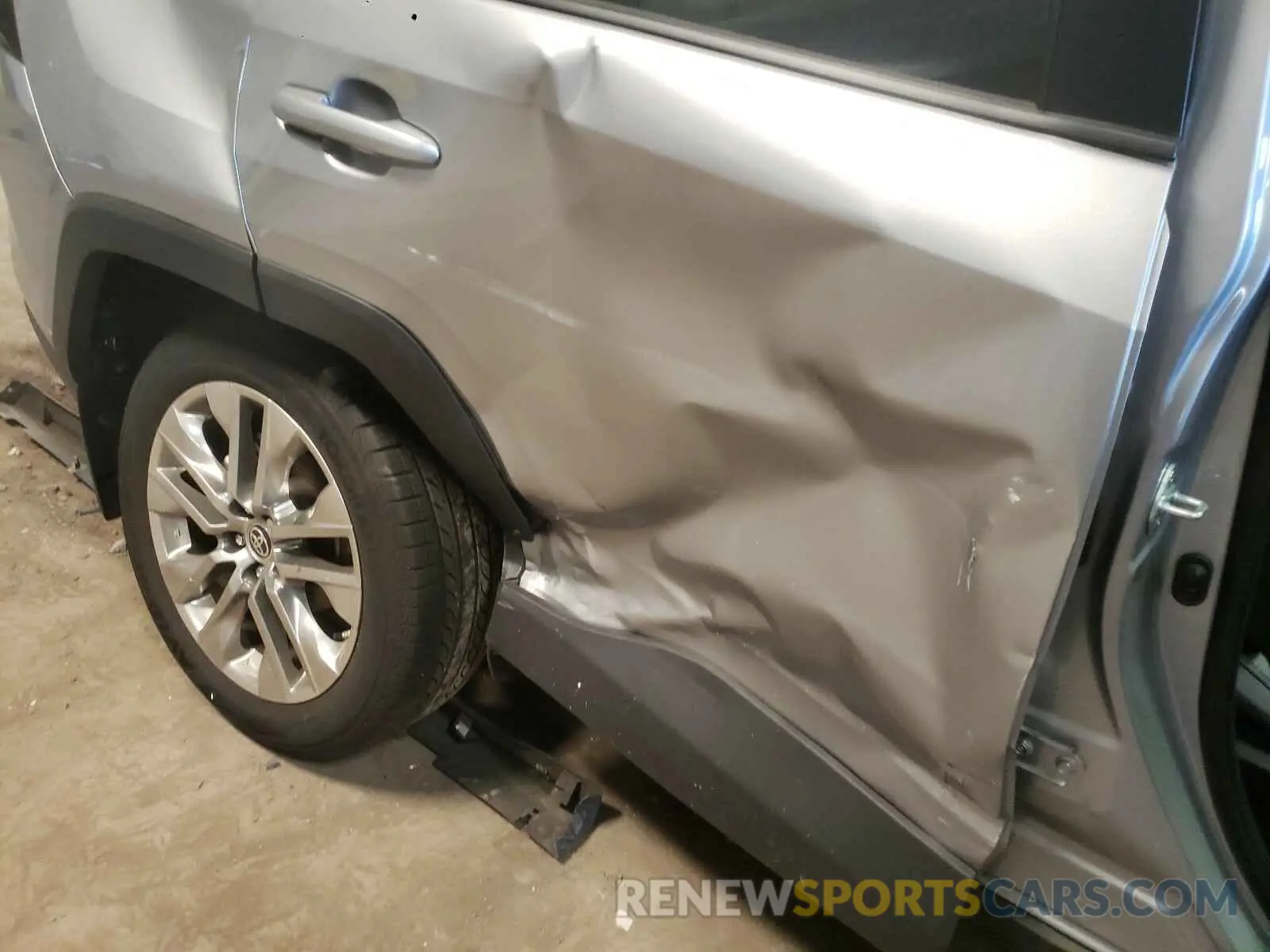 9 Photograph of a damaged car JTMA1RFV9KD046933 TOYOTA RAV4 2019