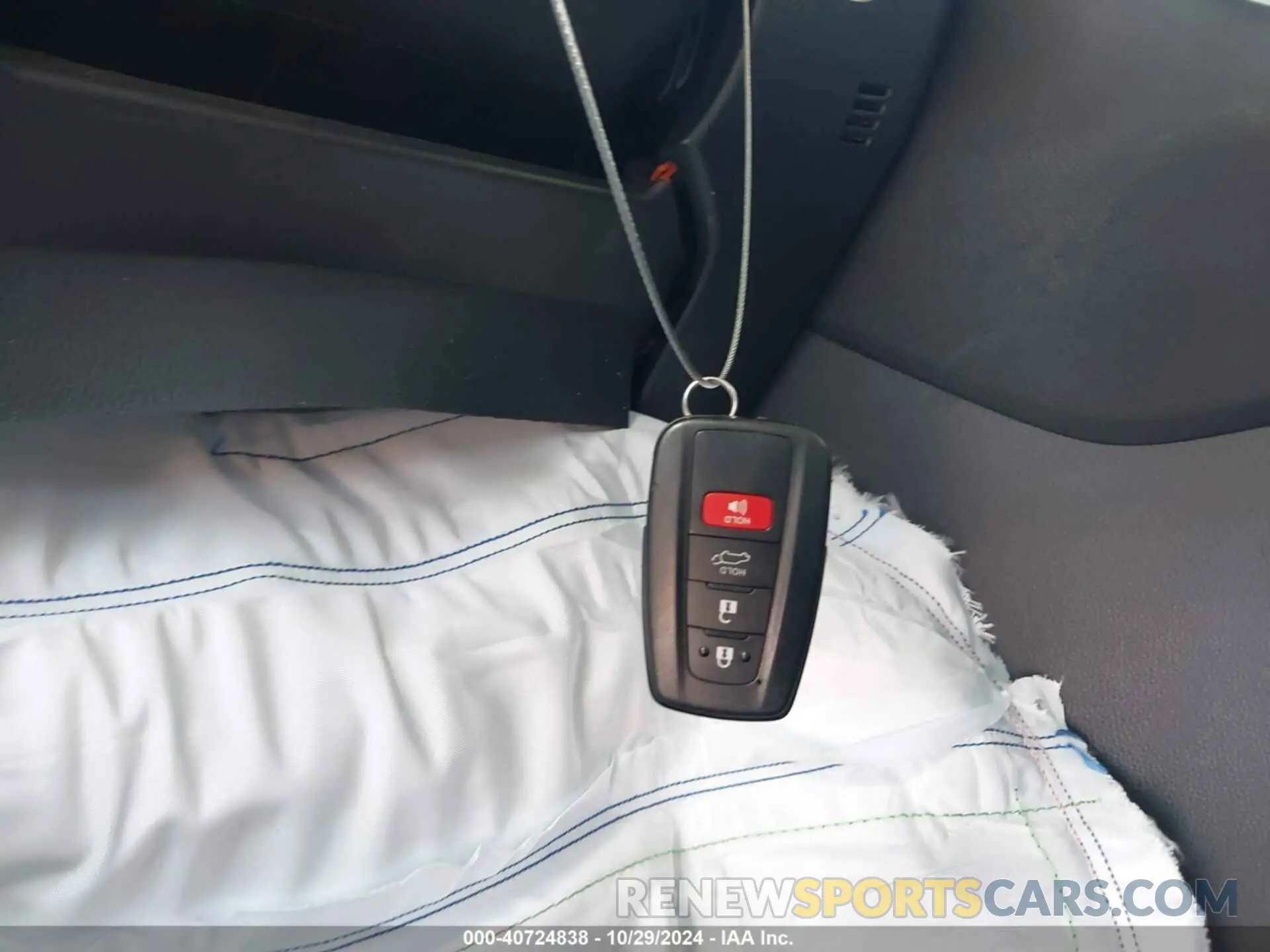 11 Photograph of a damaged car JTMC1RFV0KD036087 TOYOTA RAV4 2019