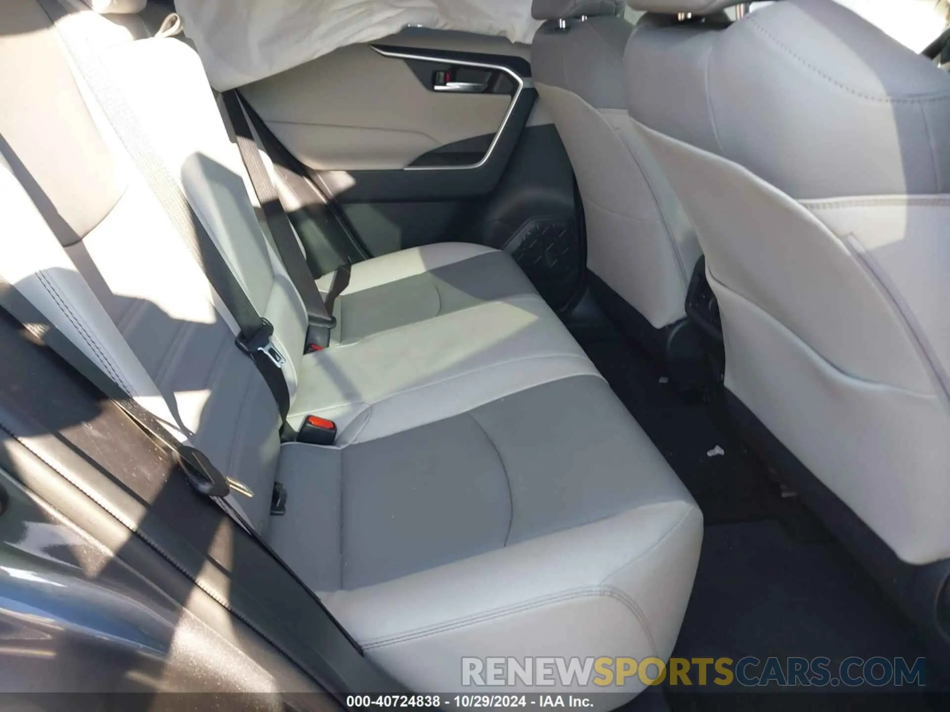8 Photograph of a damaged car JTMC1RFV0KD036087 TOYOTA RAV4 2019