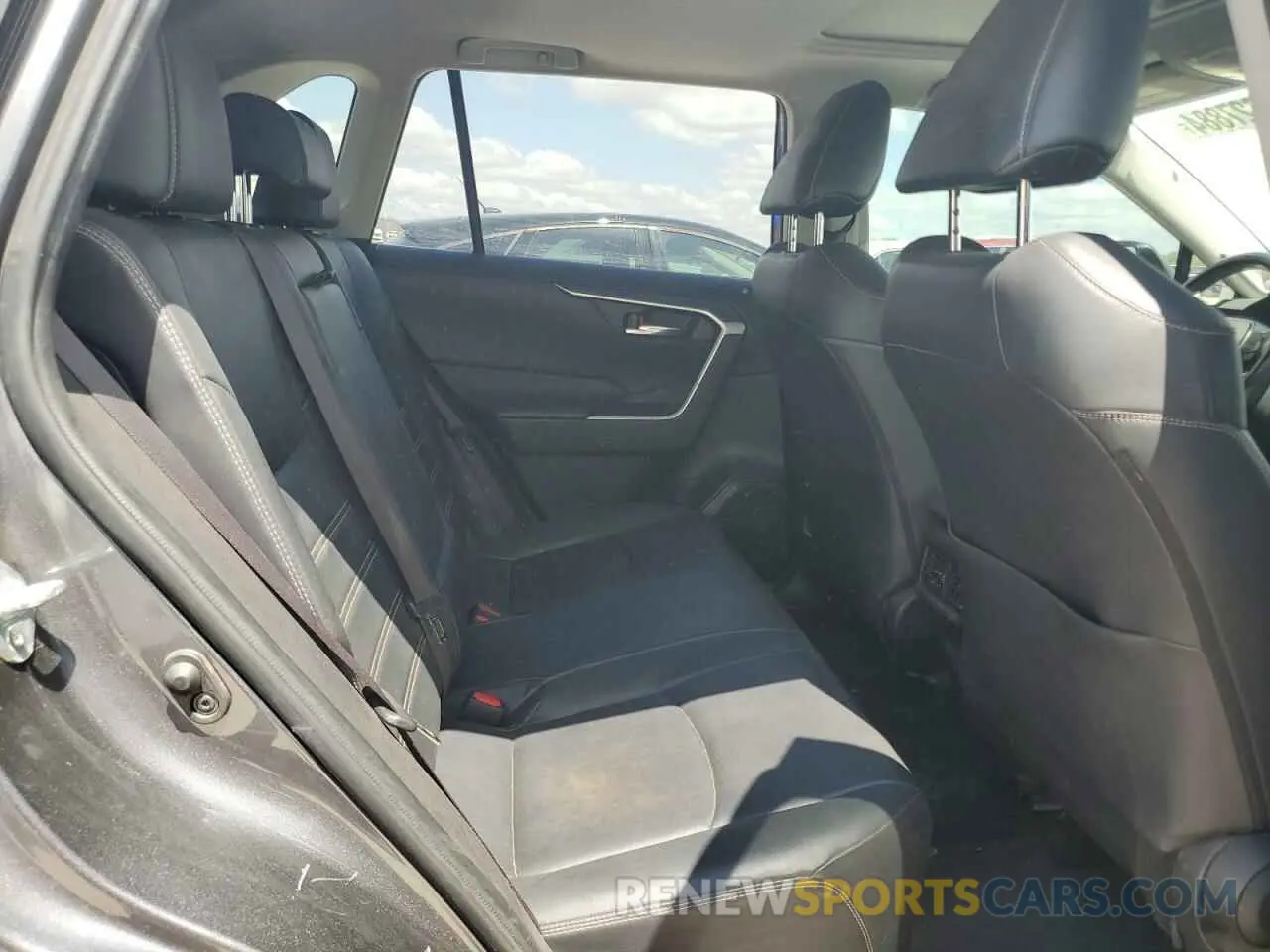 11 Photograph of a damaged car JTMC1RFV2KD502344 TOYOTA RAV4 2019