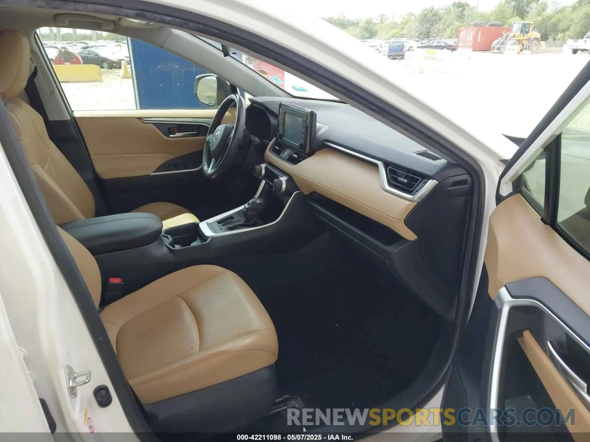 5 Photograph of a damaged car JTMC1RFV2KD504756 TOYOTA RAV4 2019
