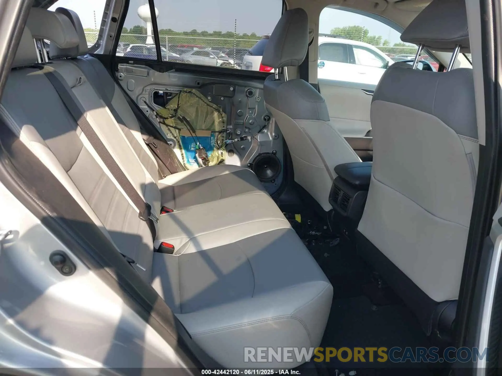 8 Photograph of a damaged car JTMC1RFV3KD512218 TOYOTA RAV4 2019