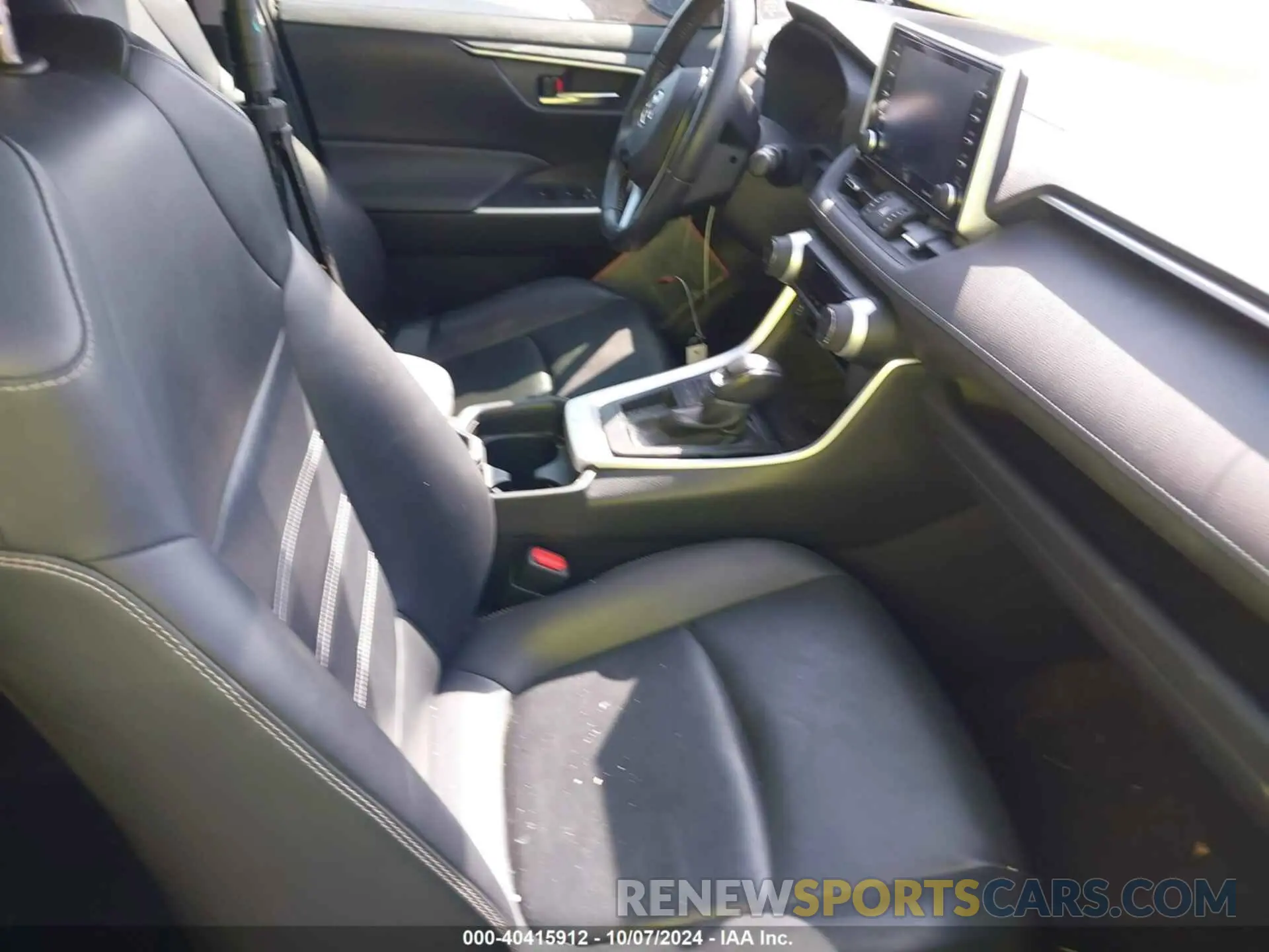 5 Photograph of a damaged car JTMC1RFV6KD501990 TOYOTA RAV4 2019