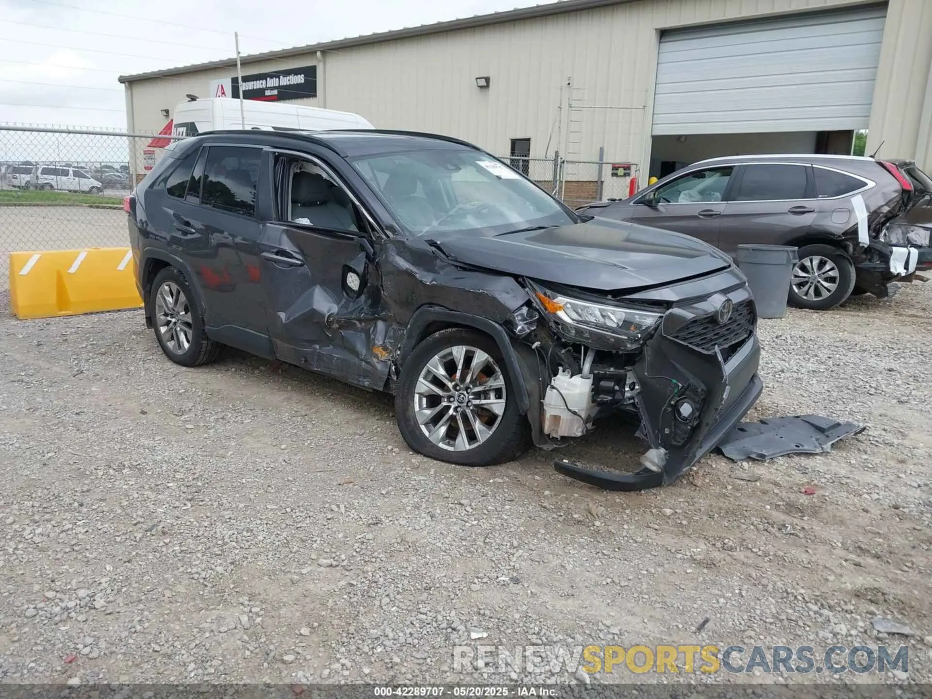 1 Photograph of a damaged car JTMC1RFV6KJ004018 TOYOTA RAV4 2019