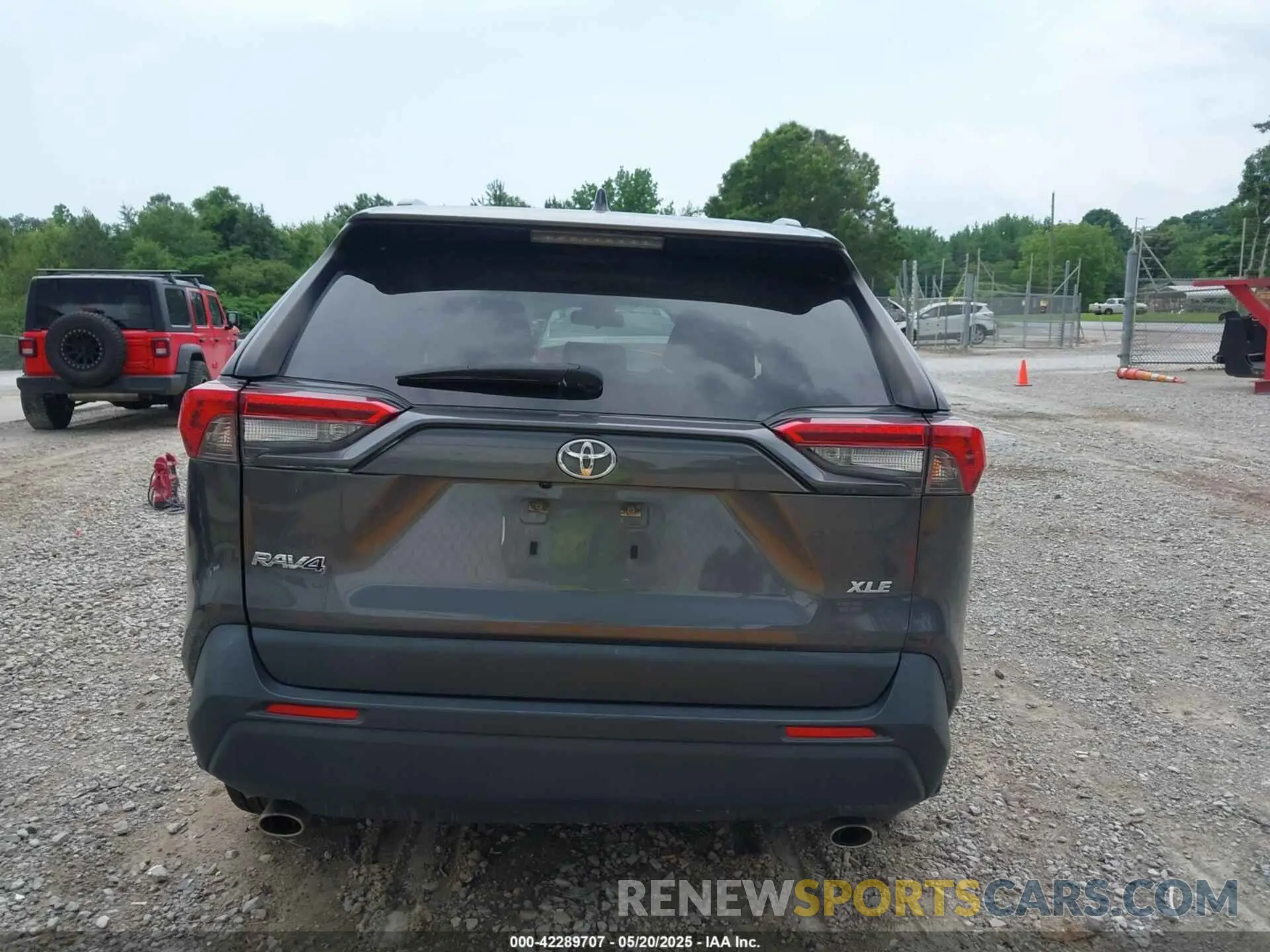 16 Photograph of a damaged car JTMC1RFV6KJ004018 TOYOTA RAV4 2019