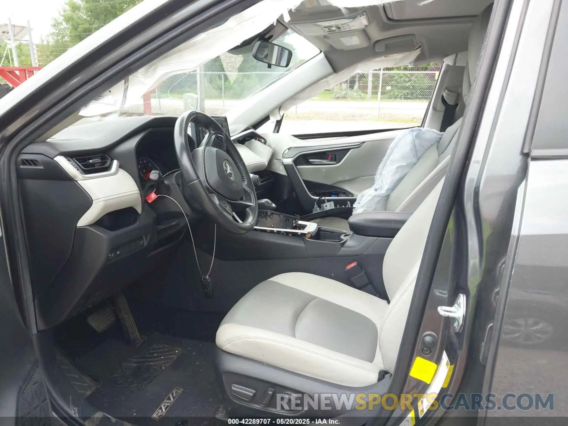 5 Photograph of a damaged car JTMC1RFV6KJ004018 TOYOTA RAV4 2019