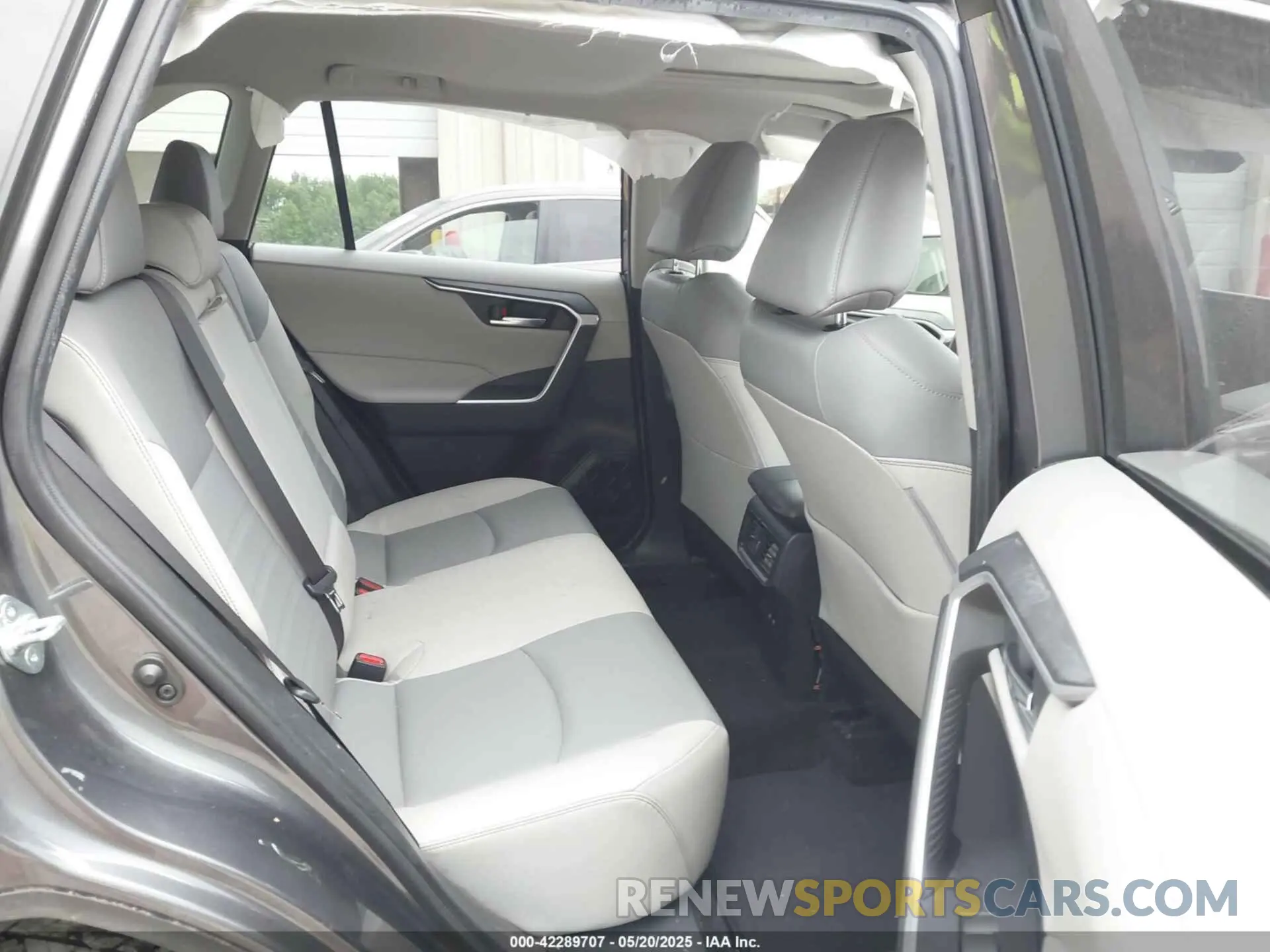 8 Photograph of a damaged car JTMC1RFV6KJ004018 TOYOTA RAV4 2019