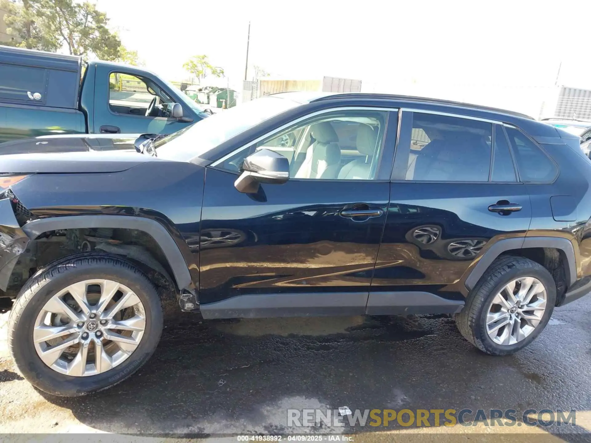 14 Photograph of a damaged car JTMC1RFV7KD028911 TOYOTA RAV4 2019