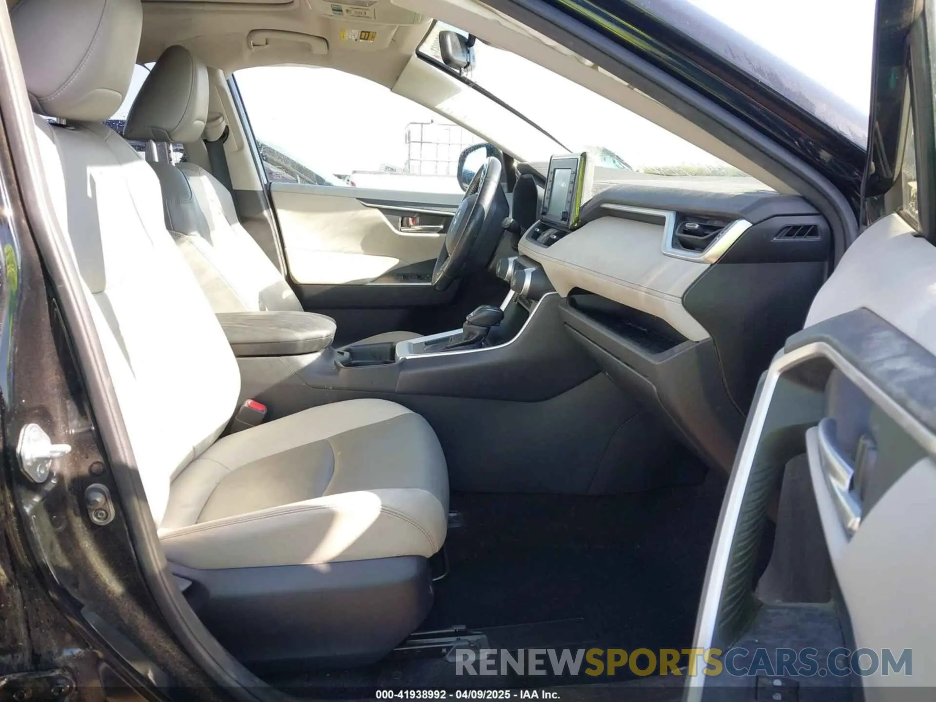 5 Photograph of a damaged car JTMC1RFV7KD028911 TOYOTA RAV4 2019
