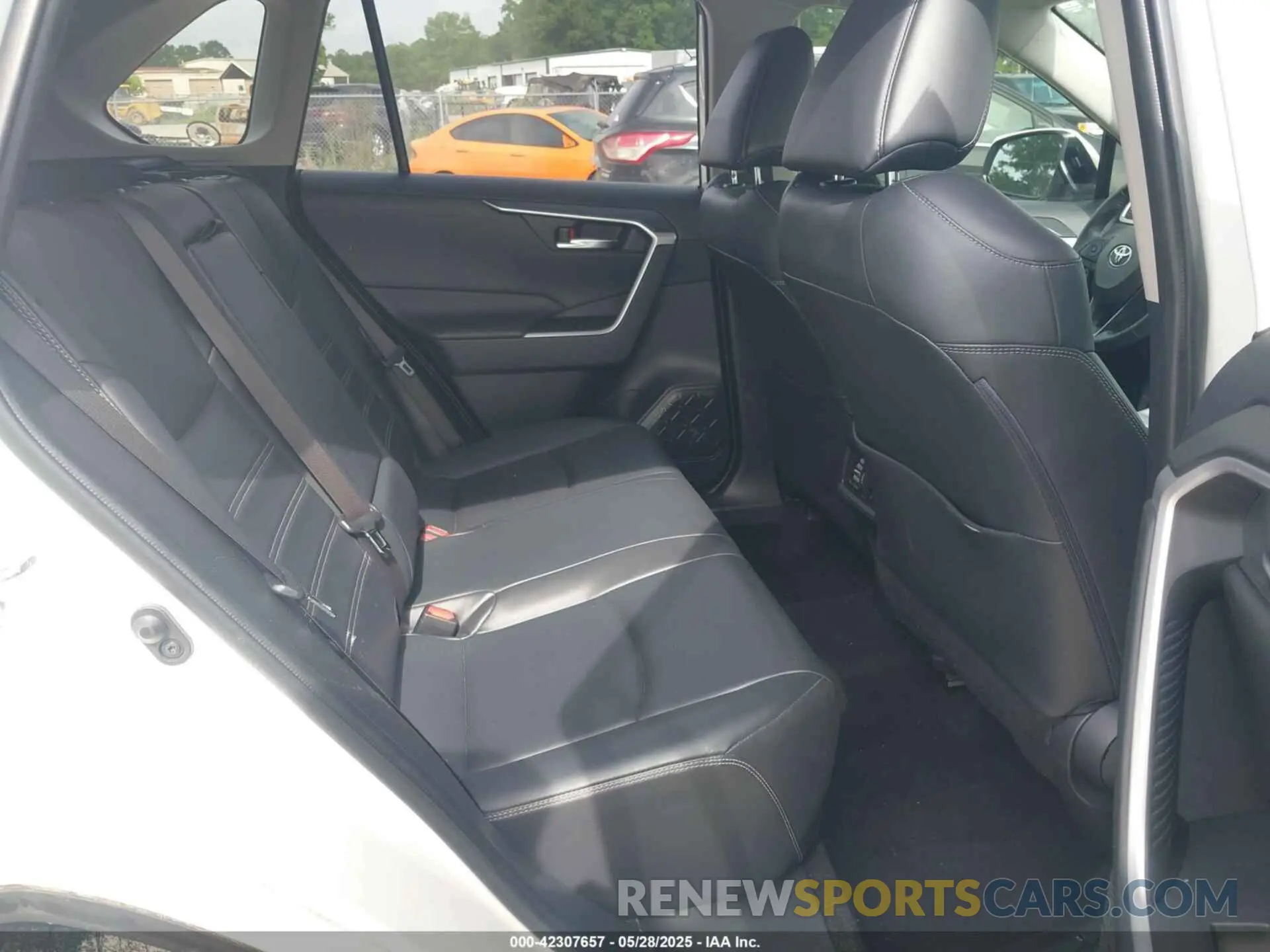 8 Photograph of a damaged car JTMC1RFV9KD011799 TOYOTA RAV4 2019