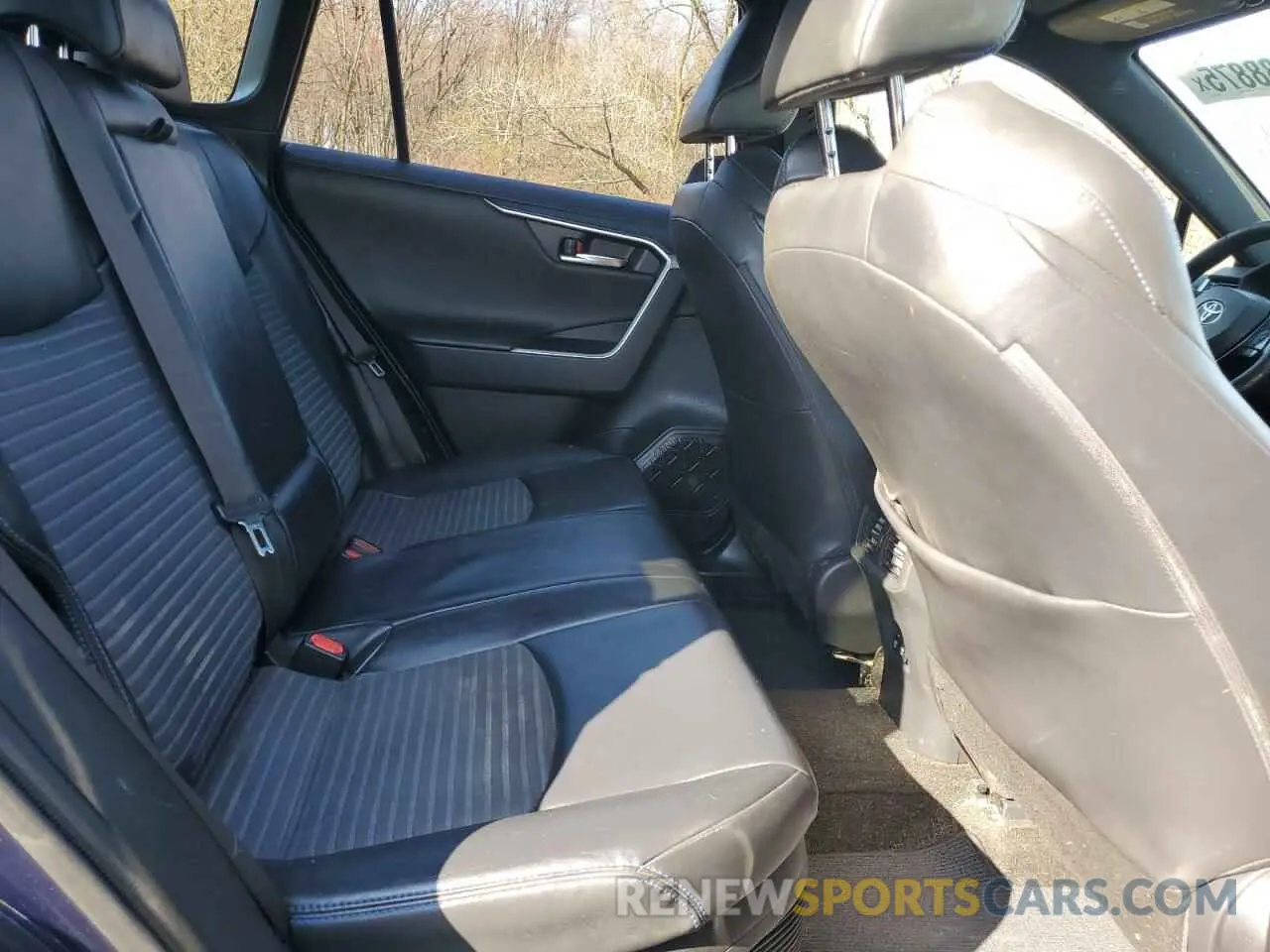 11 Photograph of a damaged car JTMEWRFV6KJ003641 TOYOTA RAV4 2019