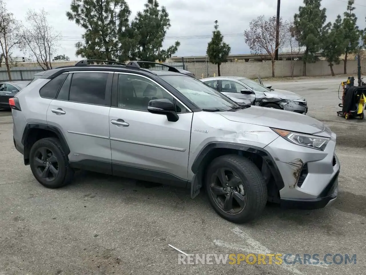 4 Photograph of a damaged car JTMEWRFV6KJ018236 TOYOTA RAV4 2019