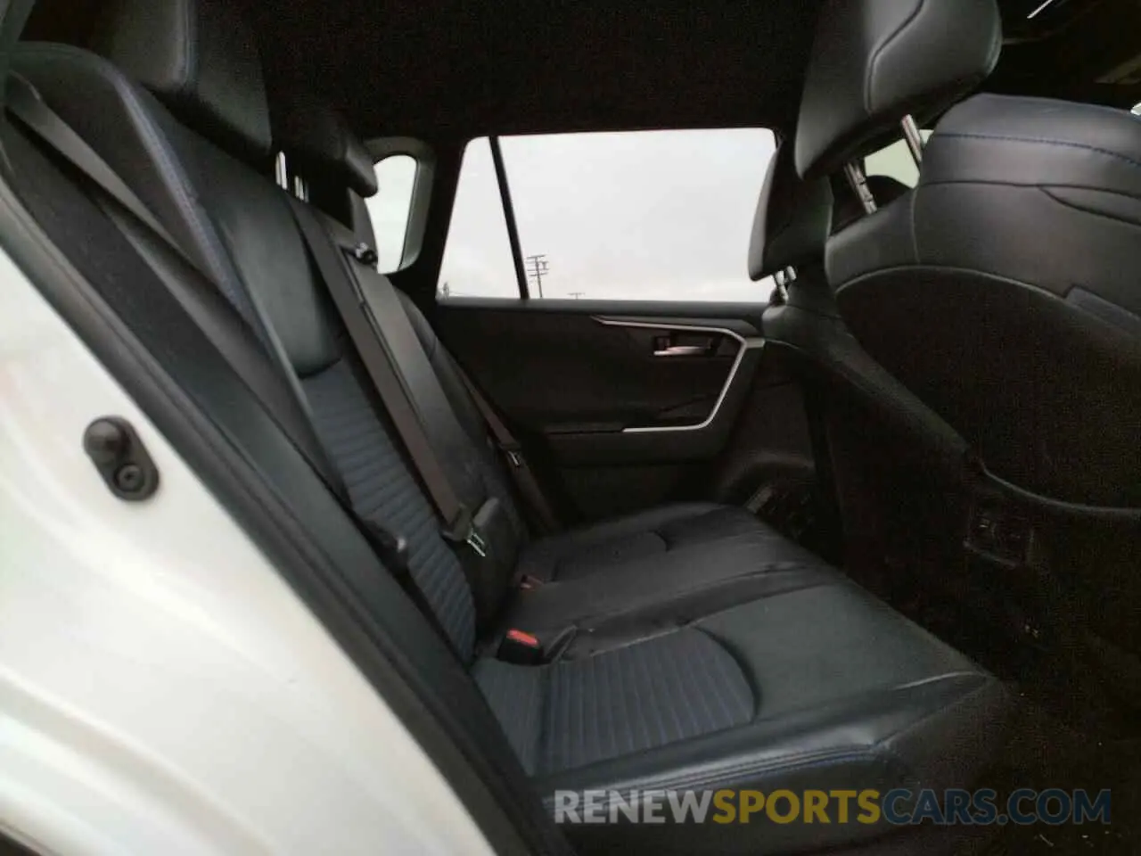 11 Photograph of a damaged car JTMEWRFV7KJ009948 TOYOTA RAV4 2019