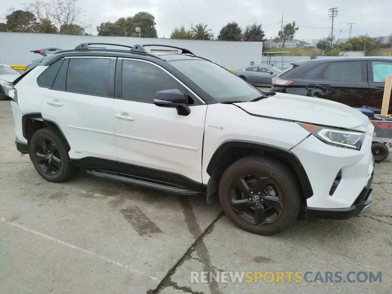 4 Photograph of a damaged car JTMEWRFV7KJ009948 TOYOTA RAV4 2019
