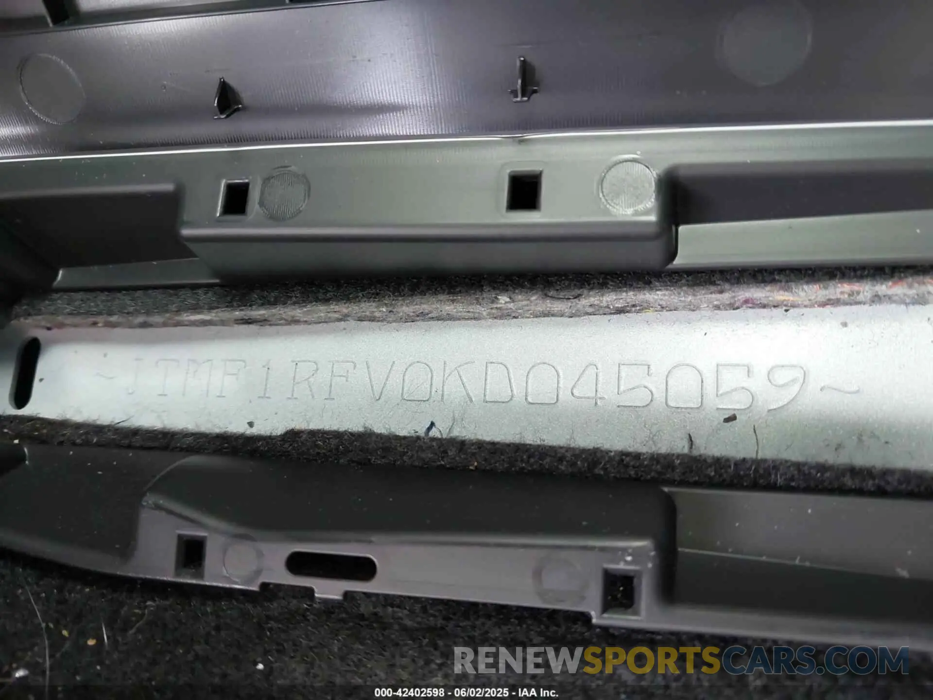 9 Photograph of a damaged car JTMF1RFV0KD045059 TOYOTA RAV4 2019