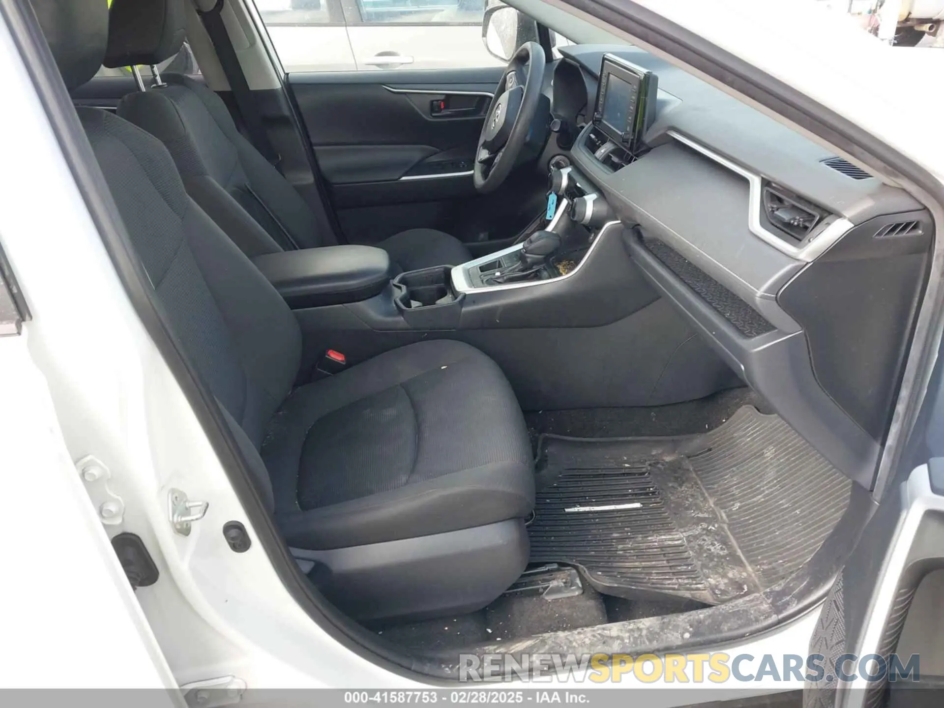 5 Photograph of a damaged car JTMF1RFV3KD035917 TOYOTA RAV4 2019