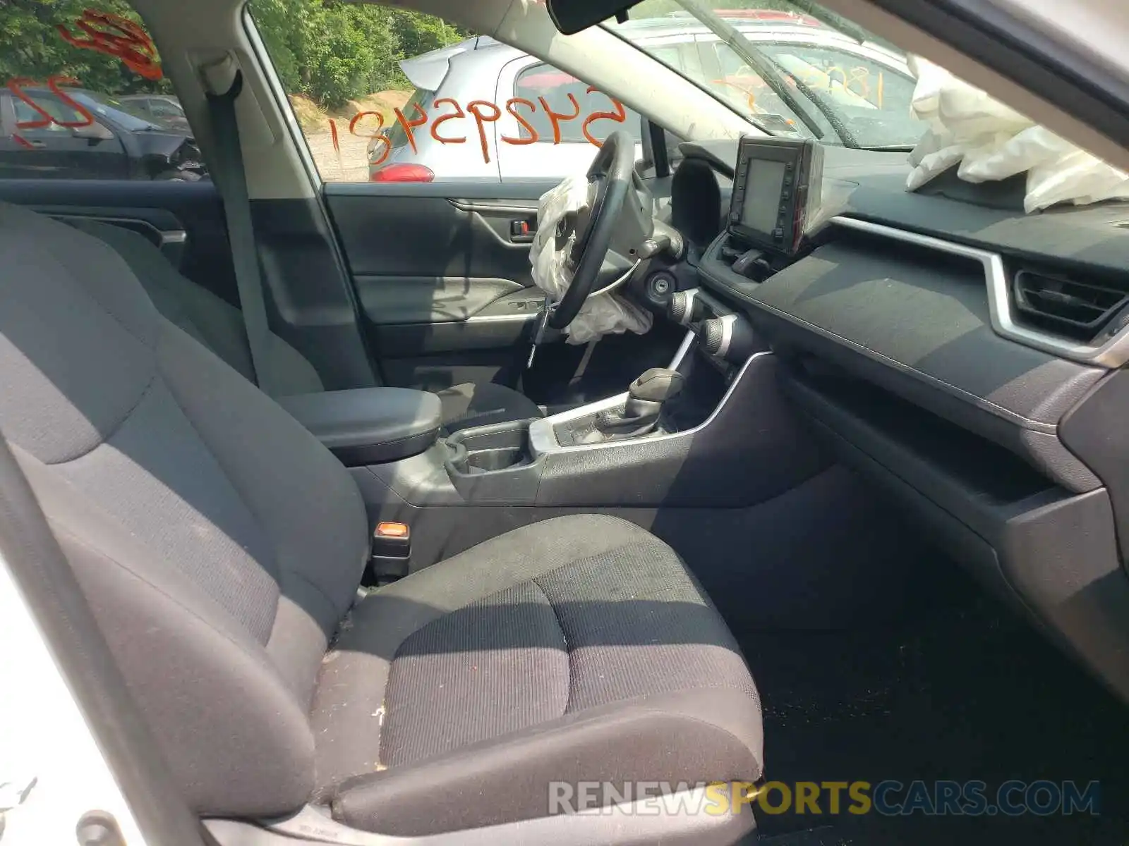 5 Photograph of a damaged car JTMF1RFV3KJ010503 TOYOTA RAV4 2019