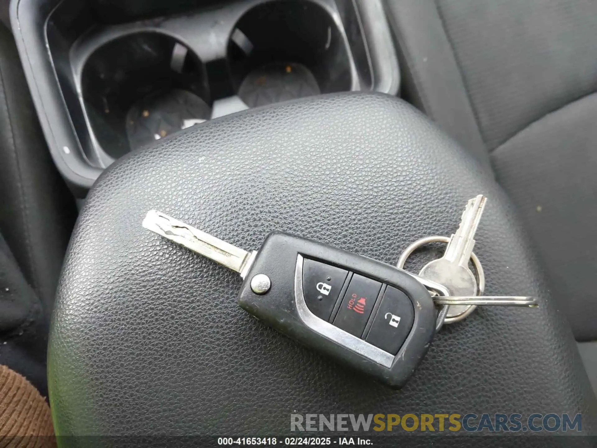 11 Photograph of a damaged car JTMF1RFV5KJ011541 TOYOTA RAV4 2019